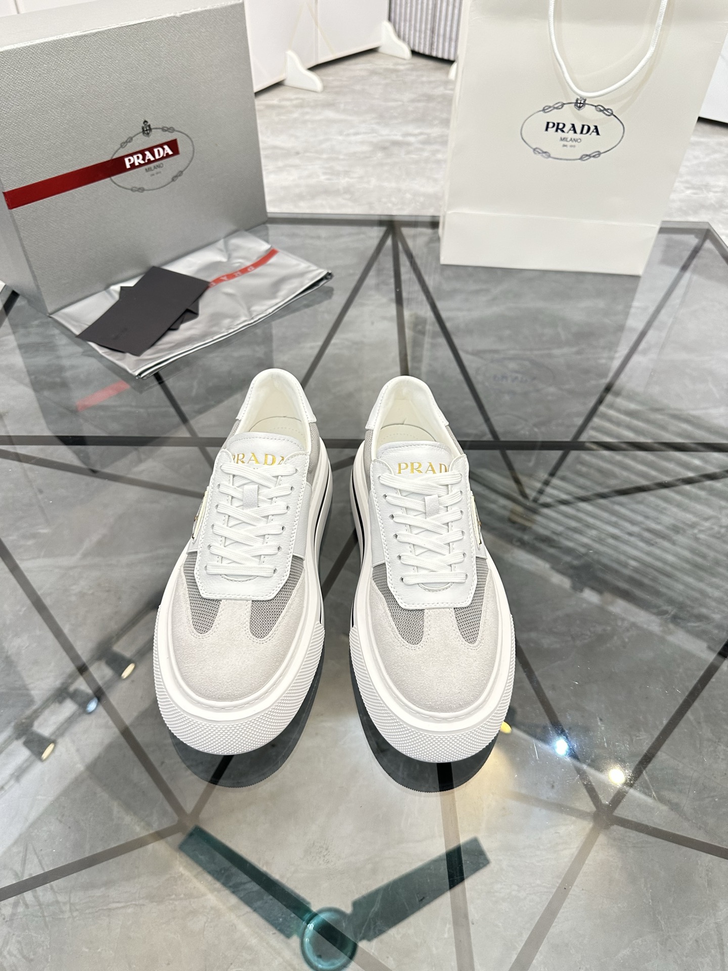 Precio de venta: P270 Artículos de alta gama y máxima calidadMarca: Prada *"Prada*" mocasines de cañ