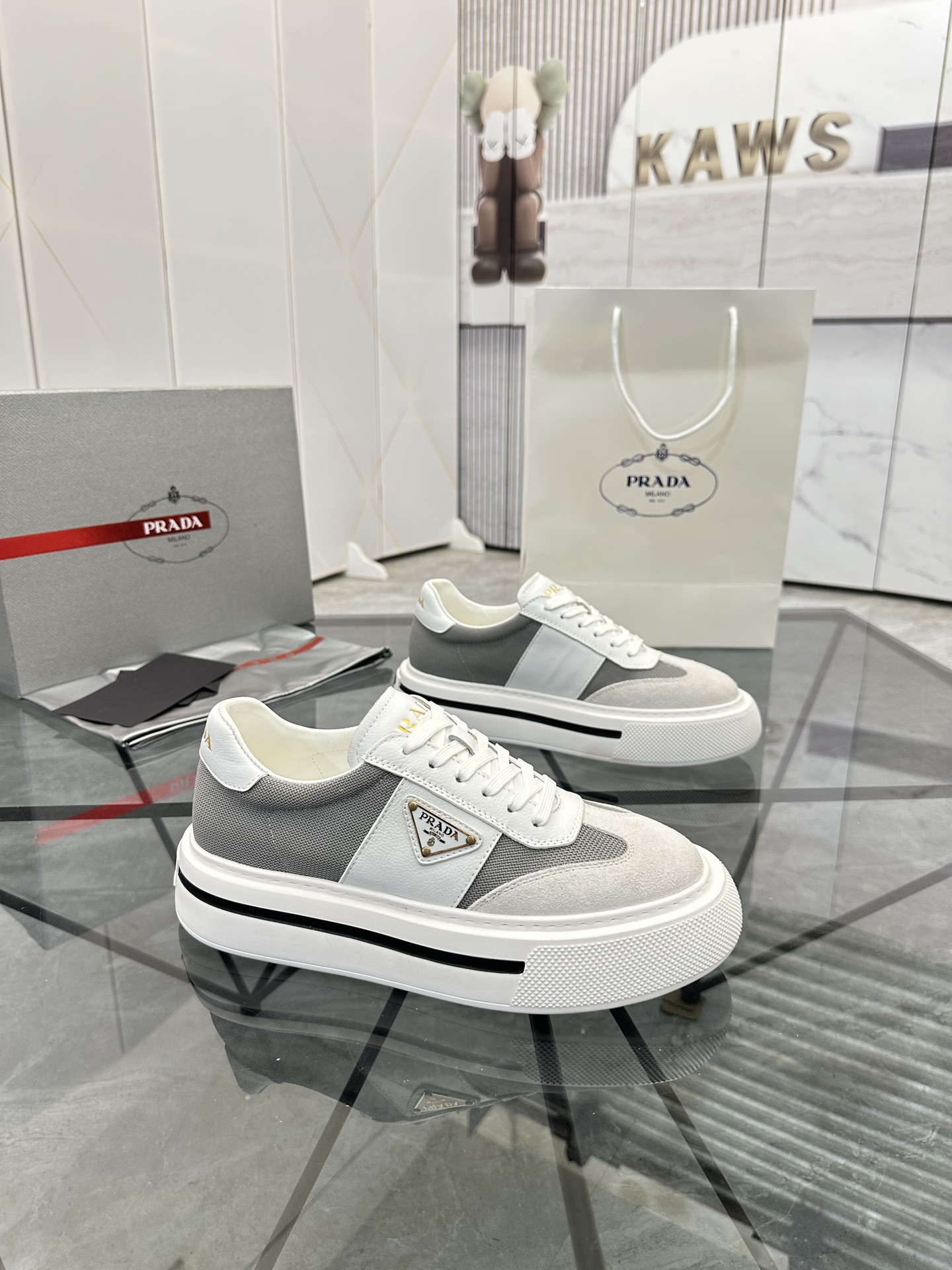 Precio de venta: P270 Artículos de alta gama y máxima calidadMarca: Prada *"Prada*" mocasines de cañ