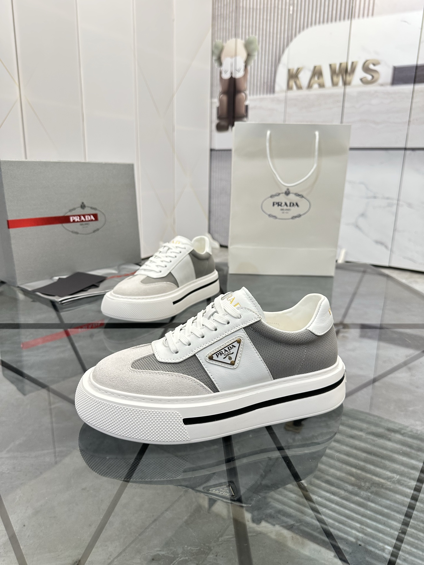 Precio de venta: P270 Artículos de alta gama y máxima calidadMarca: Prada *