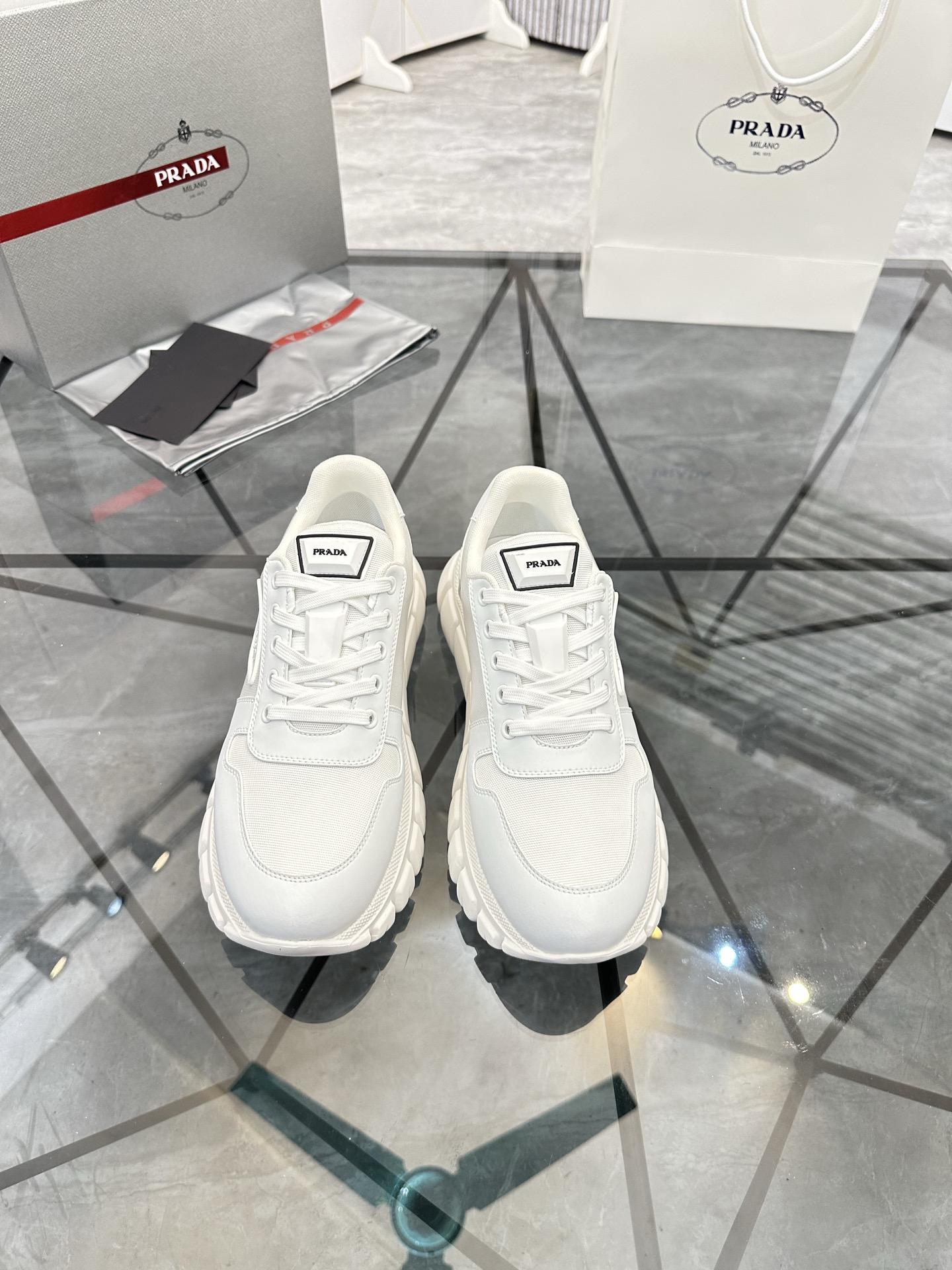 Precio de venta: P270 Calidad superior de gama altaMarca: Prada *"Prada*" mocasines de caña bajaTall