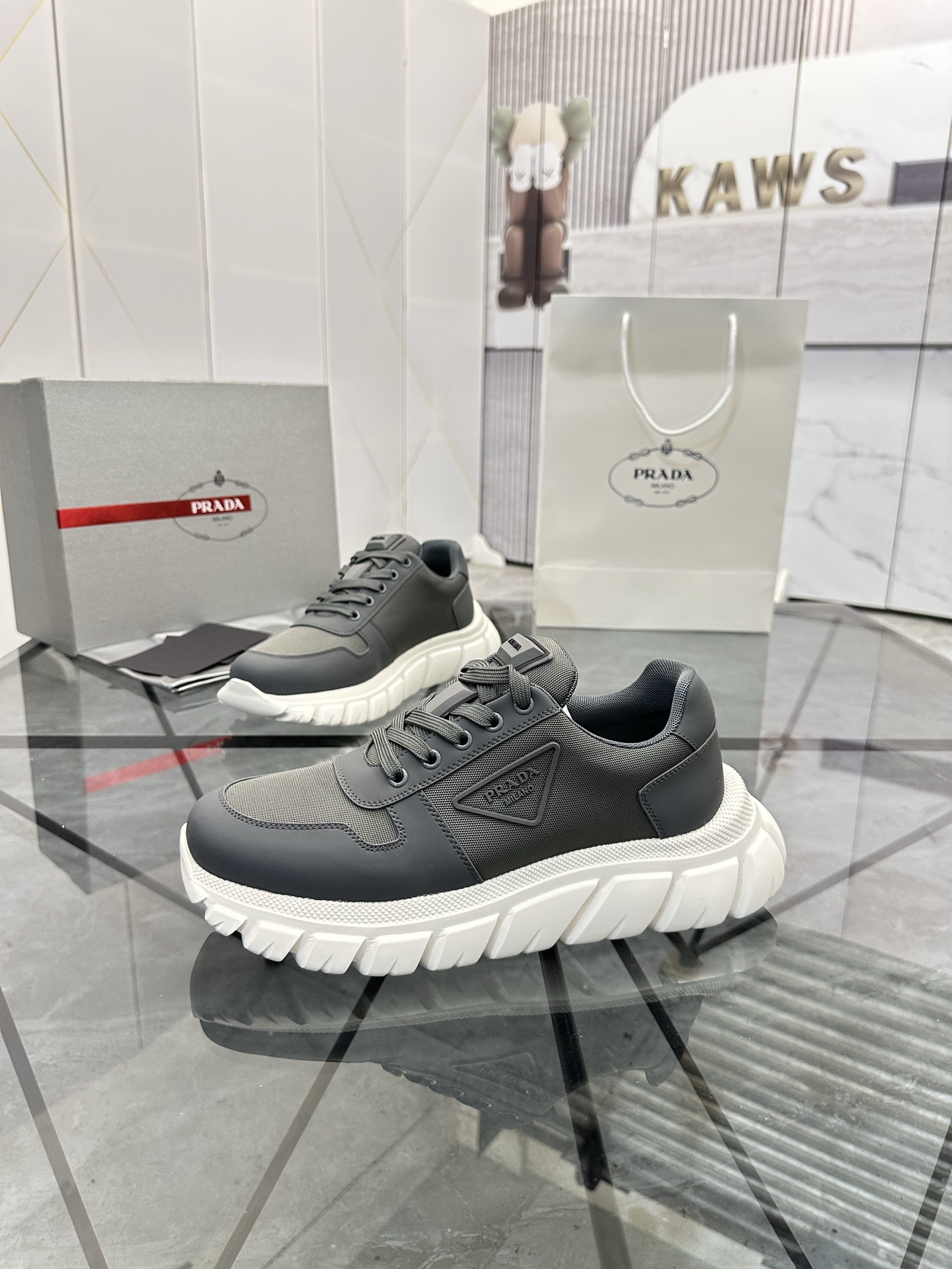 Precio de venta: P270 Calidad superior de gama altaMarca: Prada *