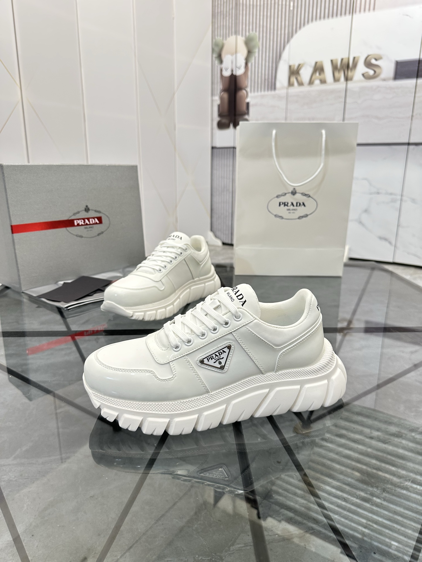 Precio de venta: P270 Calidad superior de gama altaMarca: Prada *