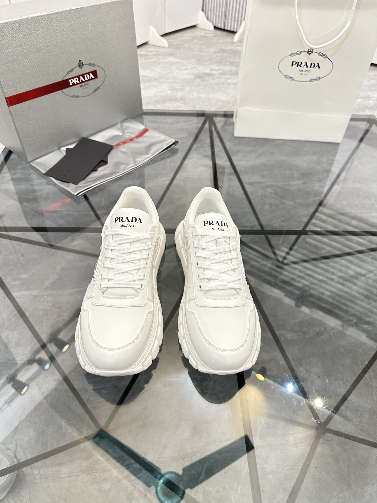 Precio de venta: P270 Calidad superior de gama altaMarca: Prada *"Prada*" mocasines de caña bajaTall
