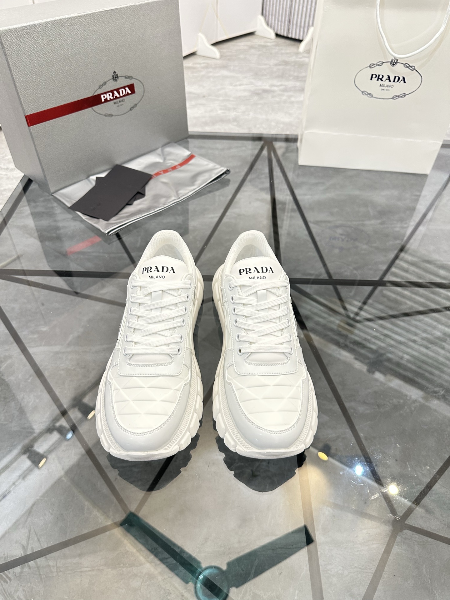 Precio de venta: P270 Calidad superior de gama altaMarca: Prada *"Prada*" mocasines de caña bajaTall