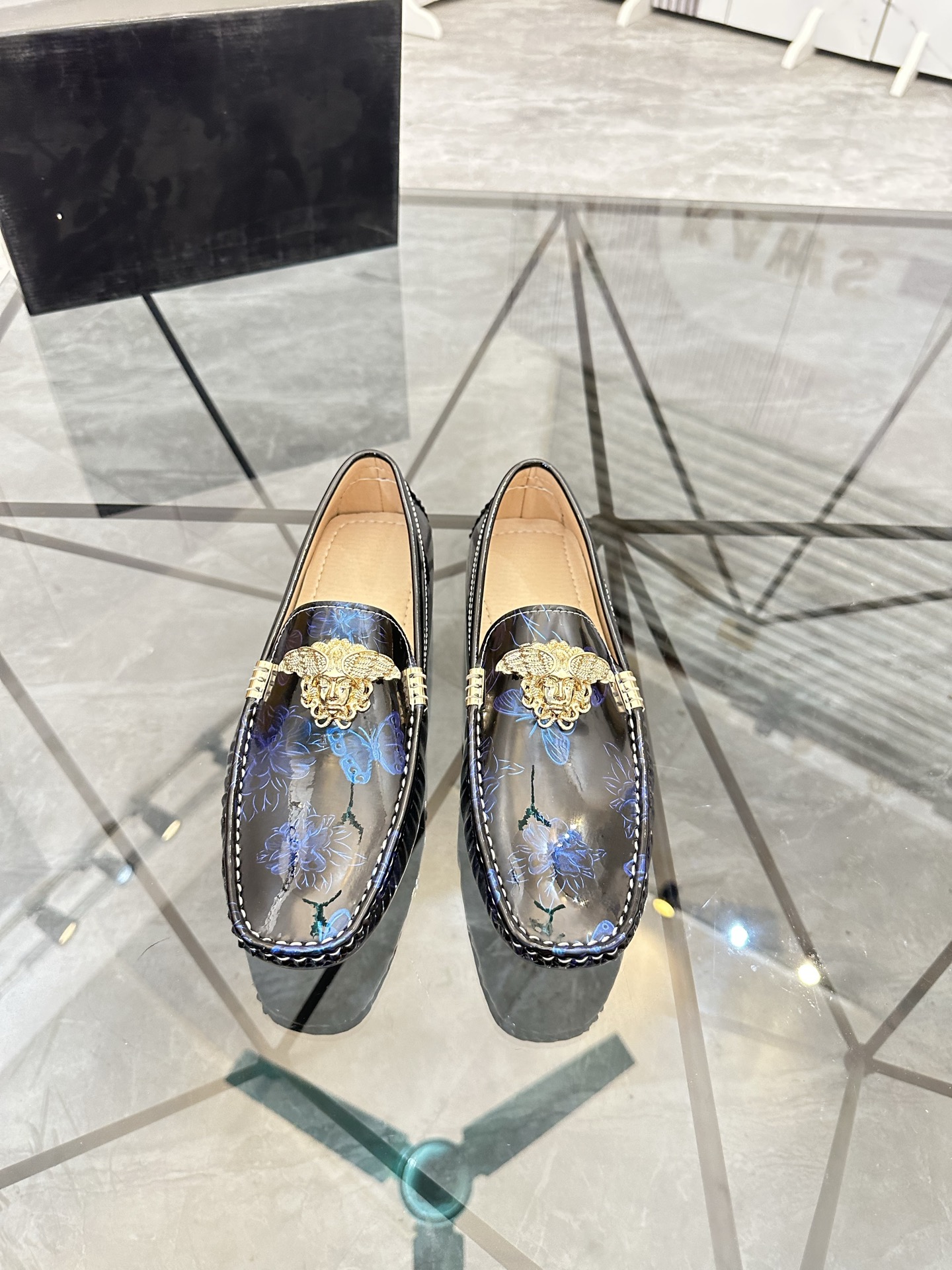 Precio de venta: P170 Marca del producto: Versace* "Versace*" Soya Bean Shoes Talla: 38-44(45...) Ma