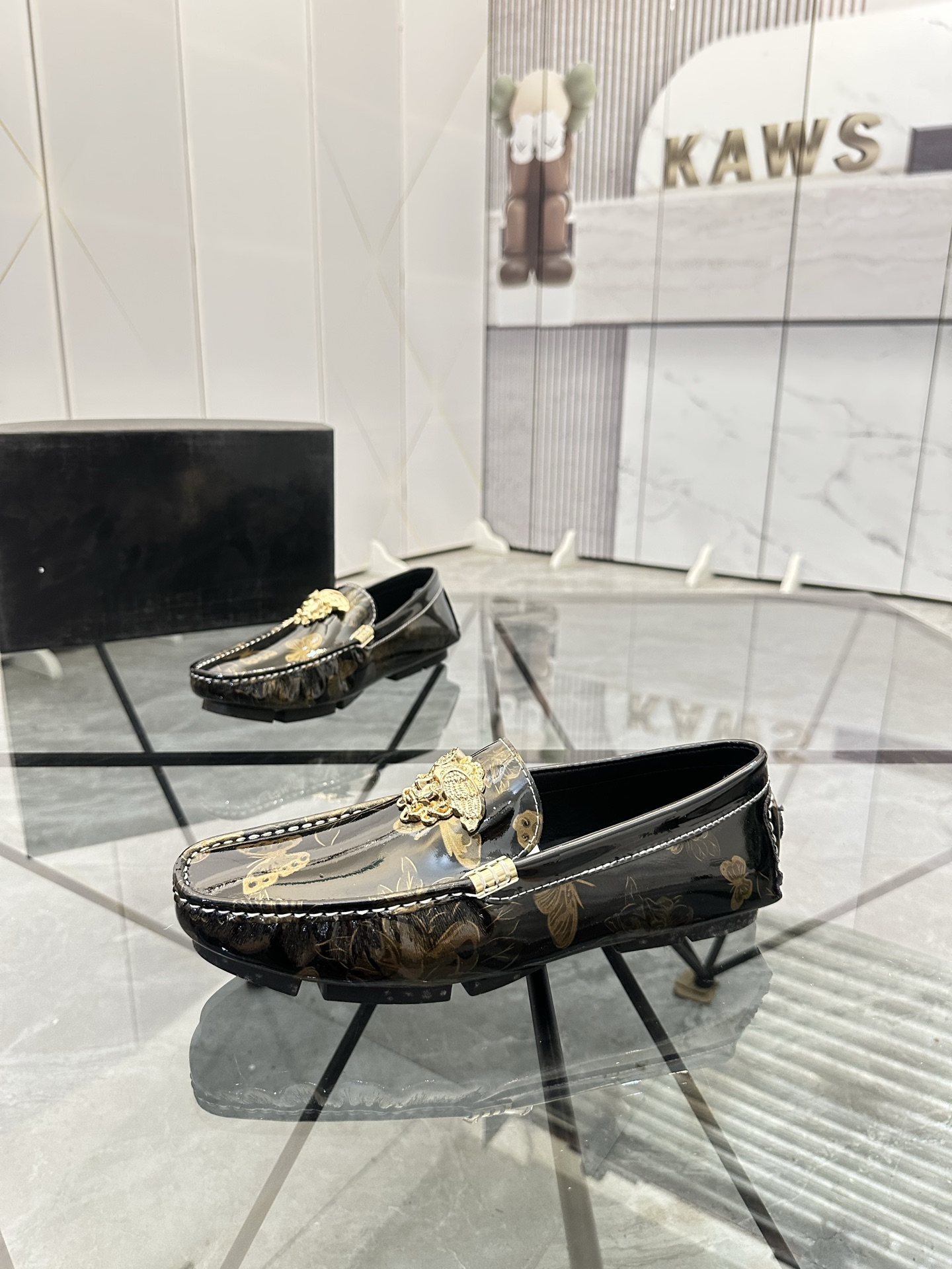 Precio de venta: P170 Marca del producto: Versace* "Versace*" Soya Bean Shoes Talla: 38-44(45...) Ma