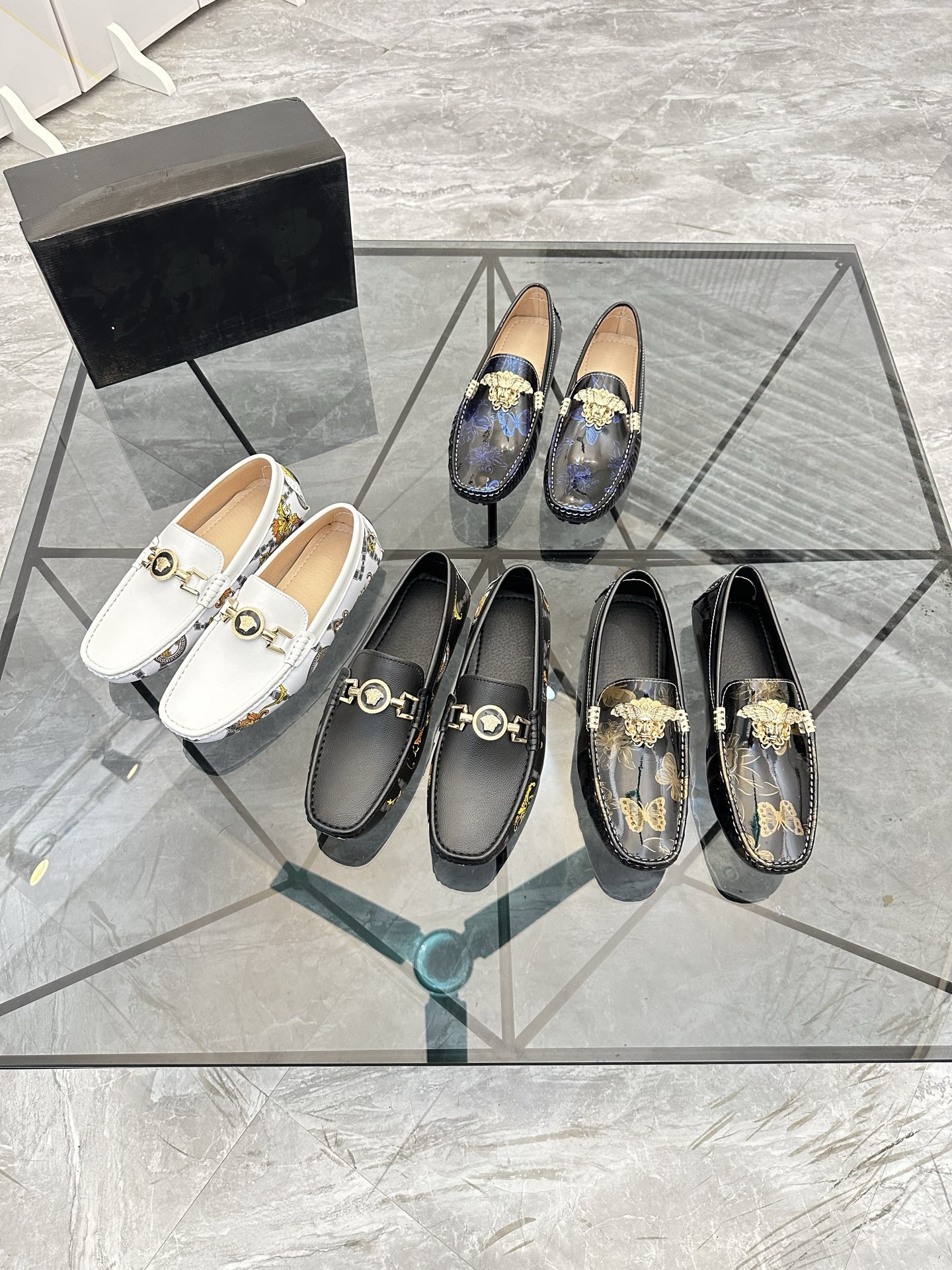 Precio de venta: P170 Marca del producto: Versace* "Versace*" Soya Bean Shoes Talla: 38-44(45...) Ma
