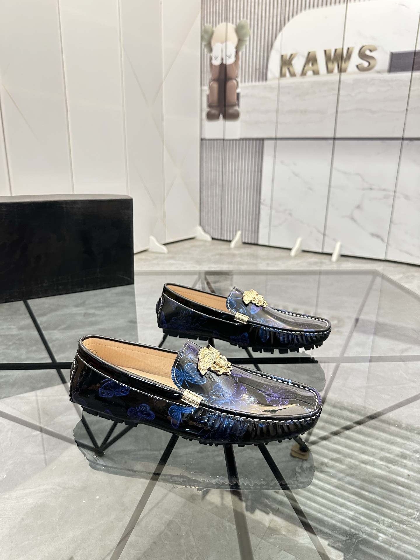 Precio de venta: P170 Marca del producto: Versace* "Versace*" Soya Bean Shoes Talla: 38-44(45...) Ma