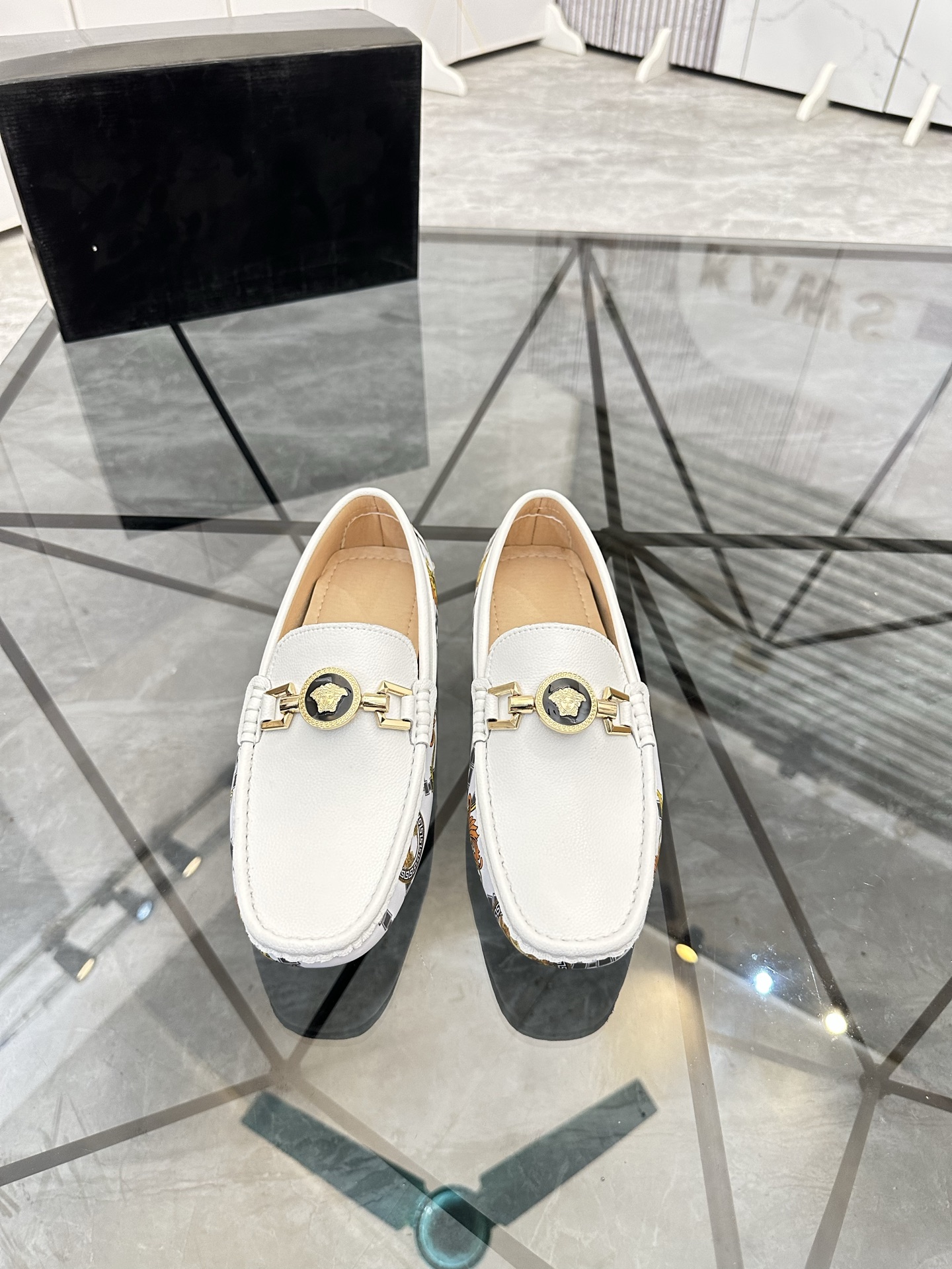 Precio de venta: P170 Marca del producto: Versace* "Versace*" Soya Bean Shoes Talla: 38-44(45...) Ma