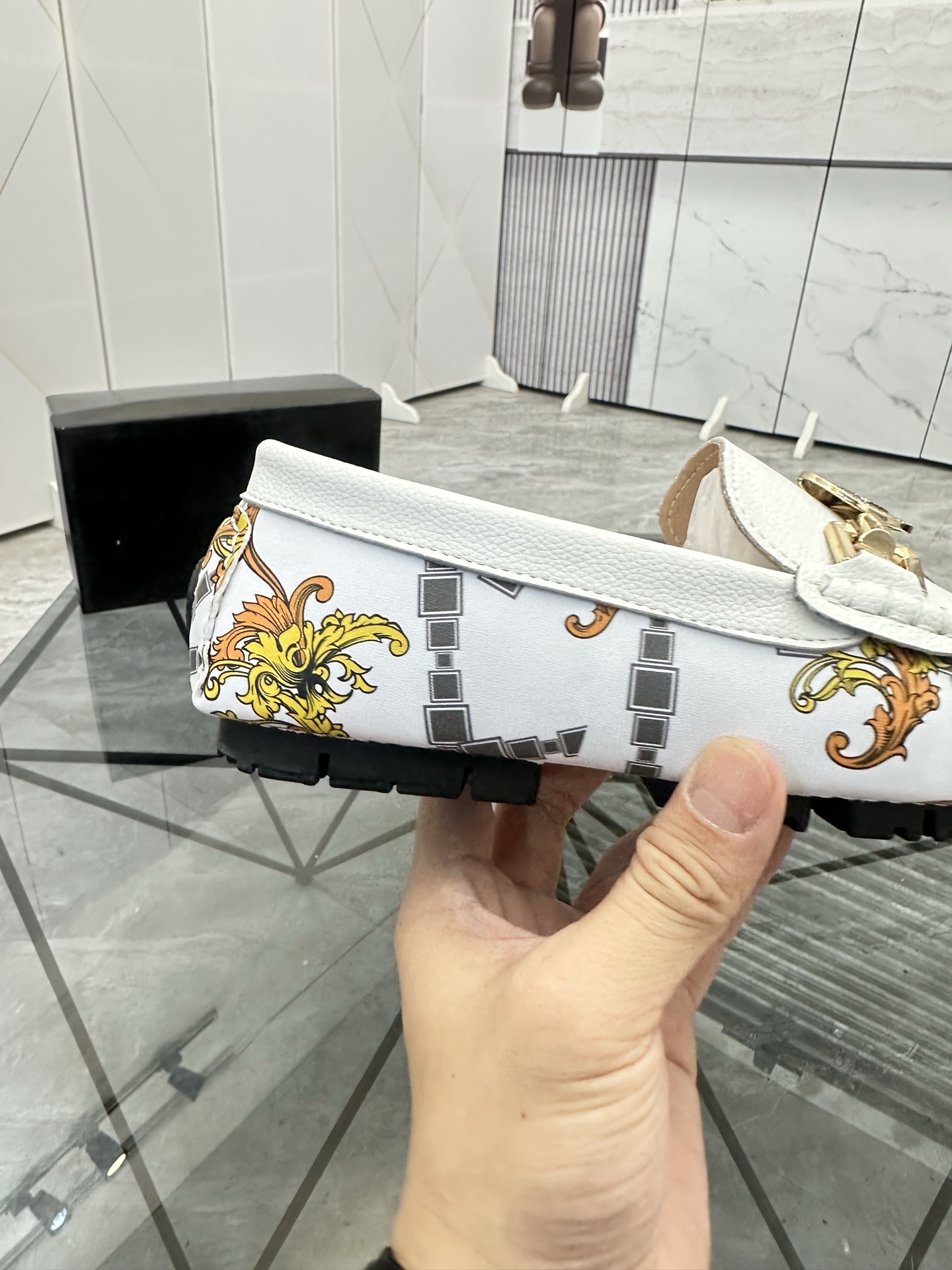 Precio de venta: P170 Marca del producto: Versace* "Versace*" Soya Bean Shoes Talla: 38-44(45...) Ma