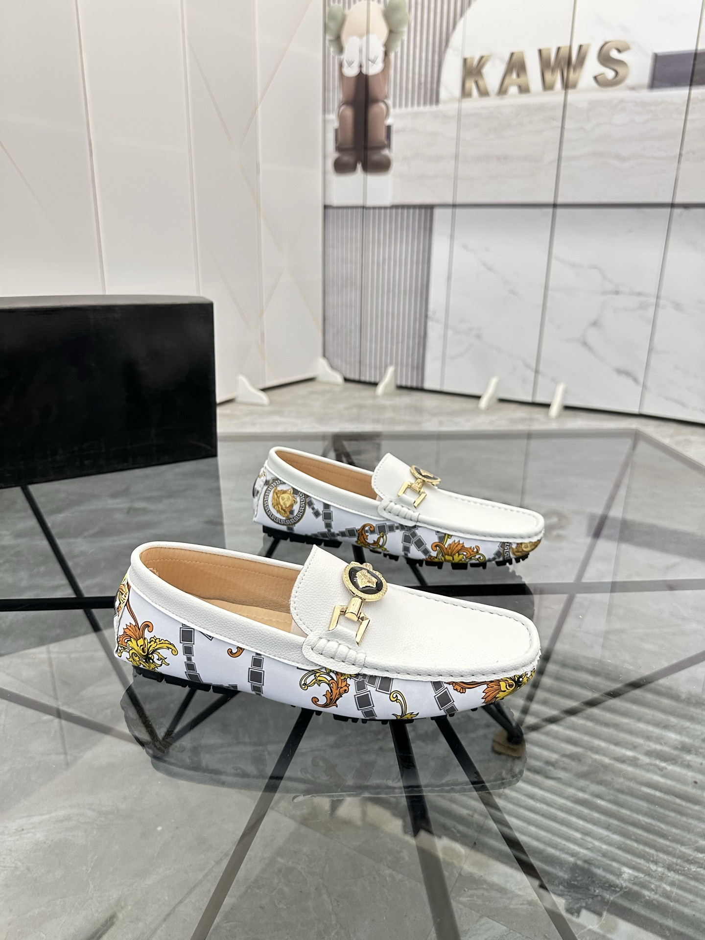 Precio de venta: P170 Marca del producto: Versace* "Versace*" Soya Bean Shoes Talla: 38-44(45...) Ma
