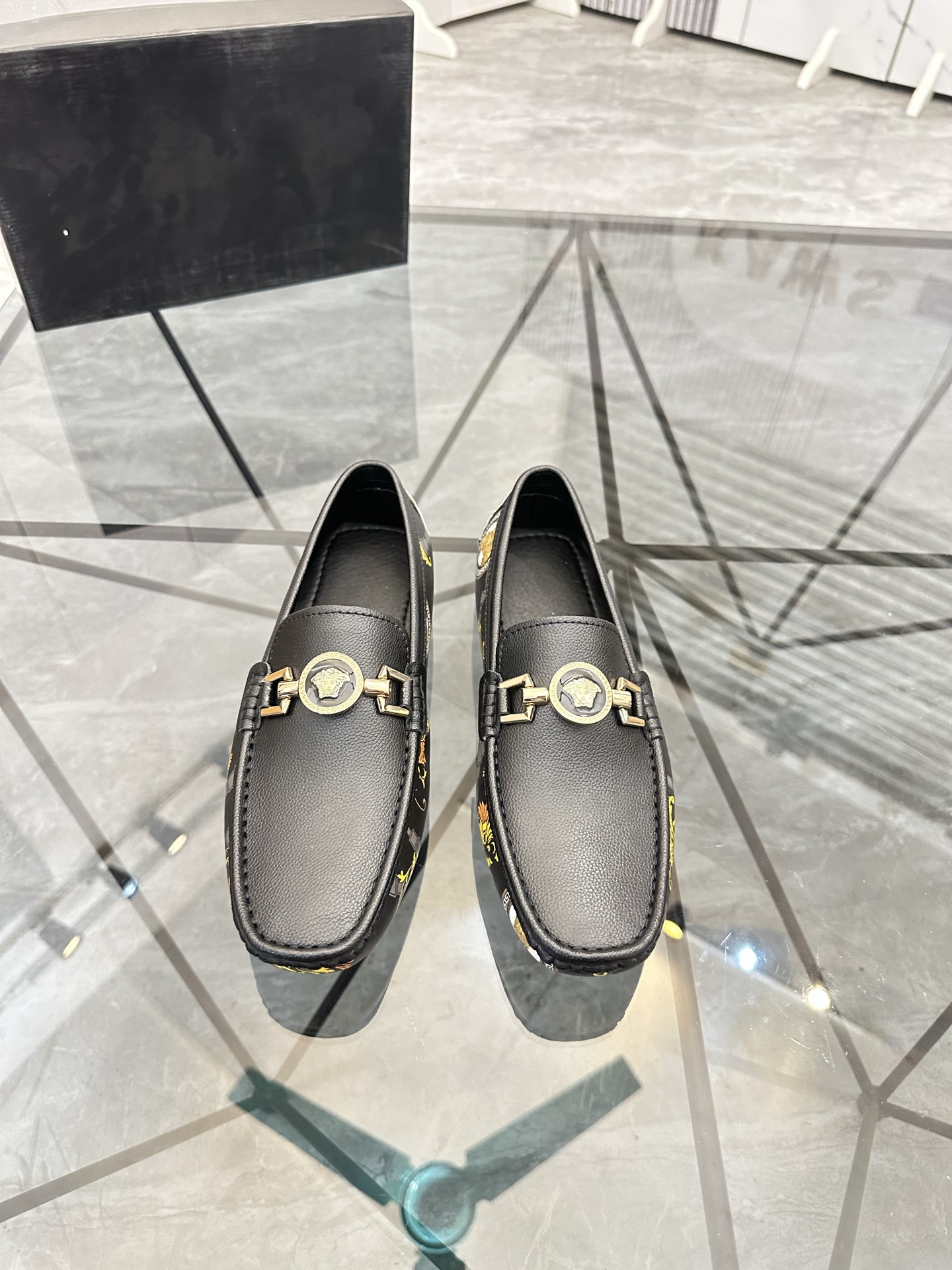 Precio de venta: P170 Marca del producto: Versace* "Versace*" Soya Bean Shoes Talla: 38-44(45...) Ma