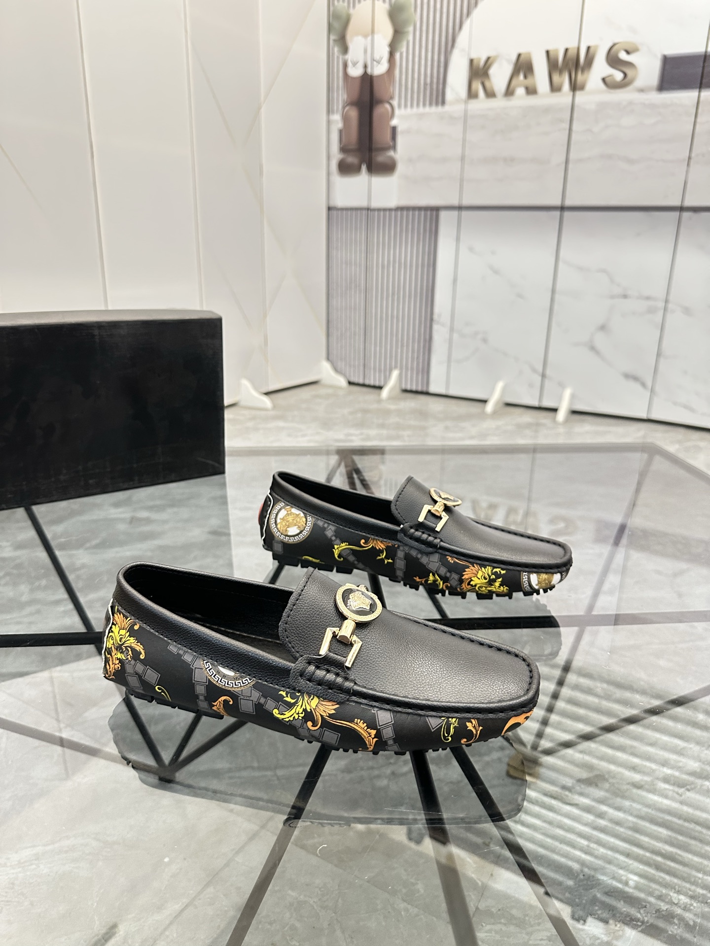 Precio de venta: P170 Marca del producto: Versace* "Versace*" Soya Bean Shoes Talla: 38-44(45...) Ma