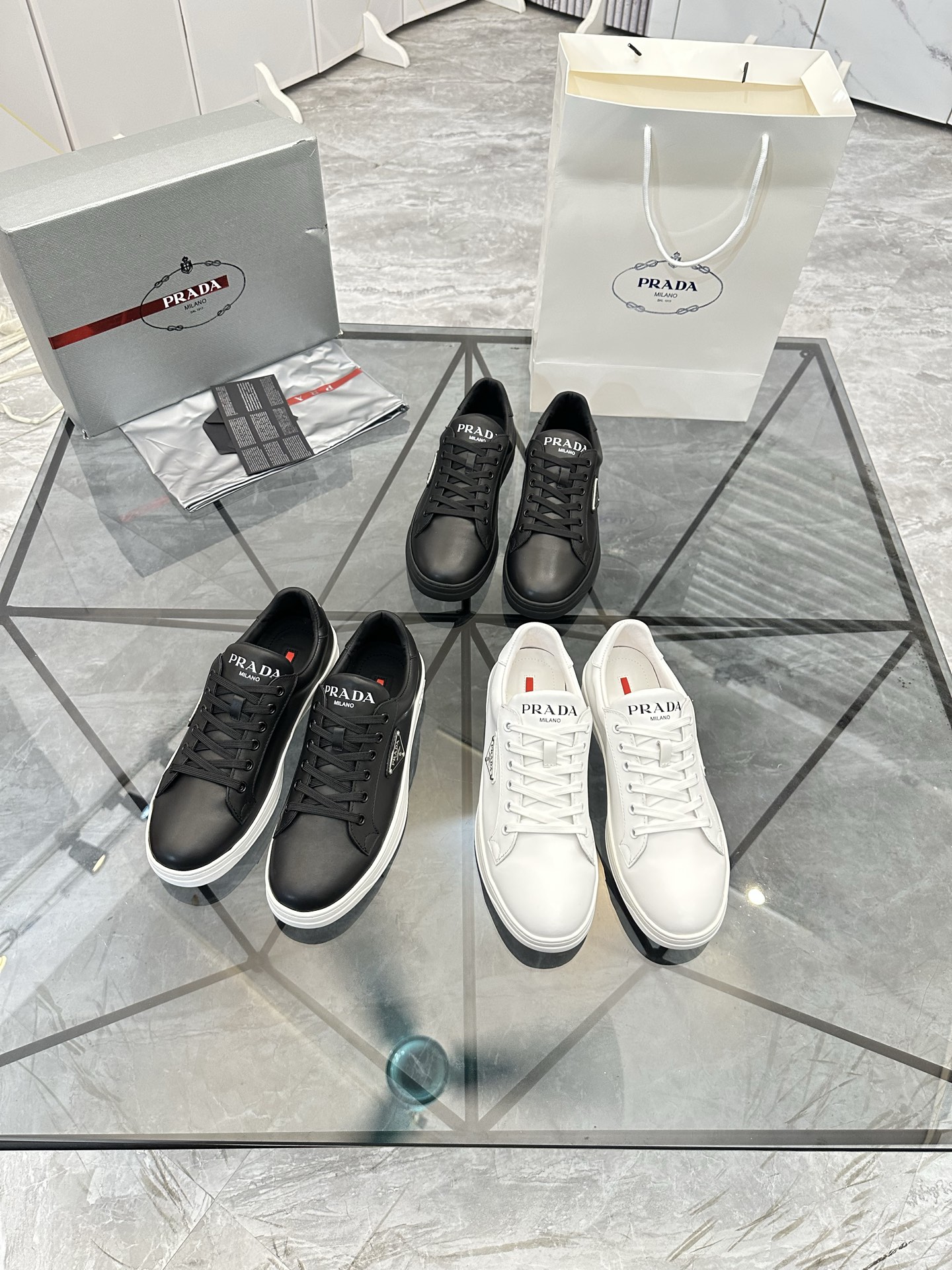 Precio de venta: P250 Artículos de gama alta y calidad superiorMarca: Prada *"Prada*" lowtop loafers
