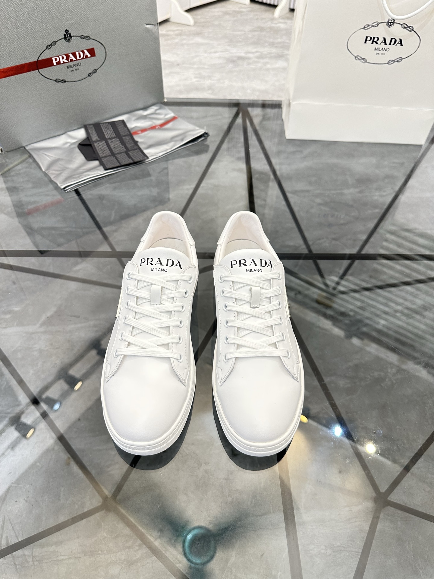 Precio de venta: P250 Artículos de gama alta y calidad superiorMarca: Prada *"Prada*" lowtop loafers