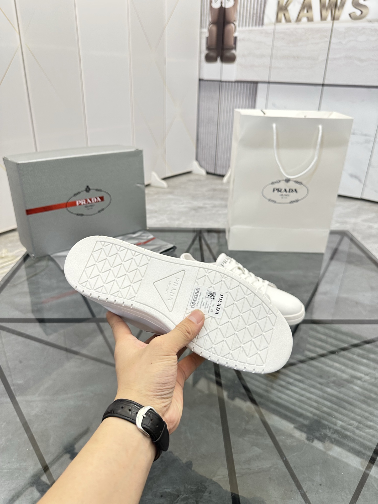 Precio de venta: P250 Artículos de gama alta y calidad superiorMarca: Prada *"Prada*" lowtop loafers
