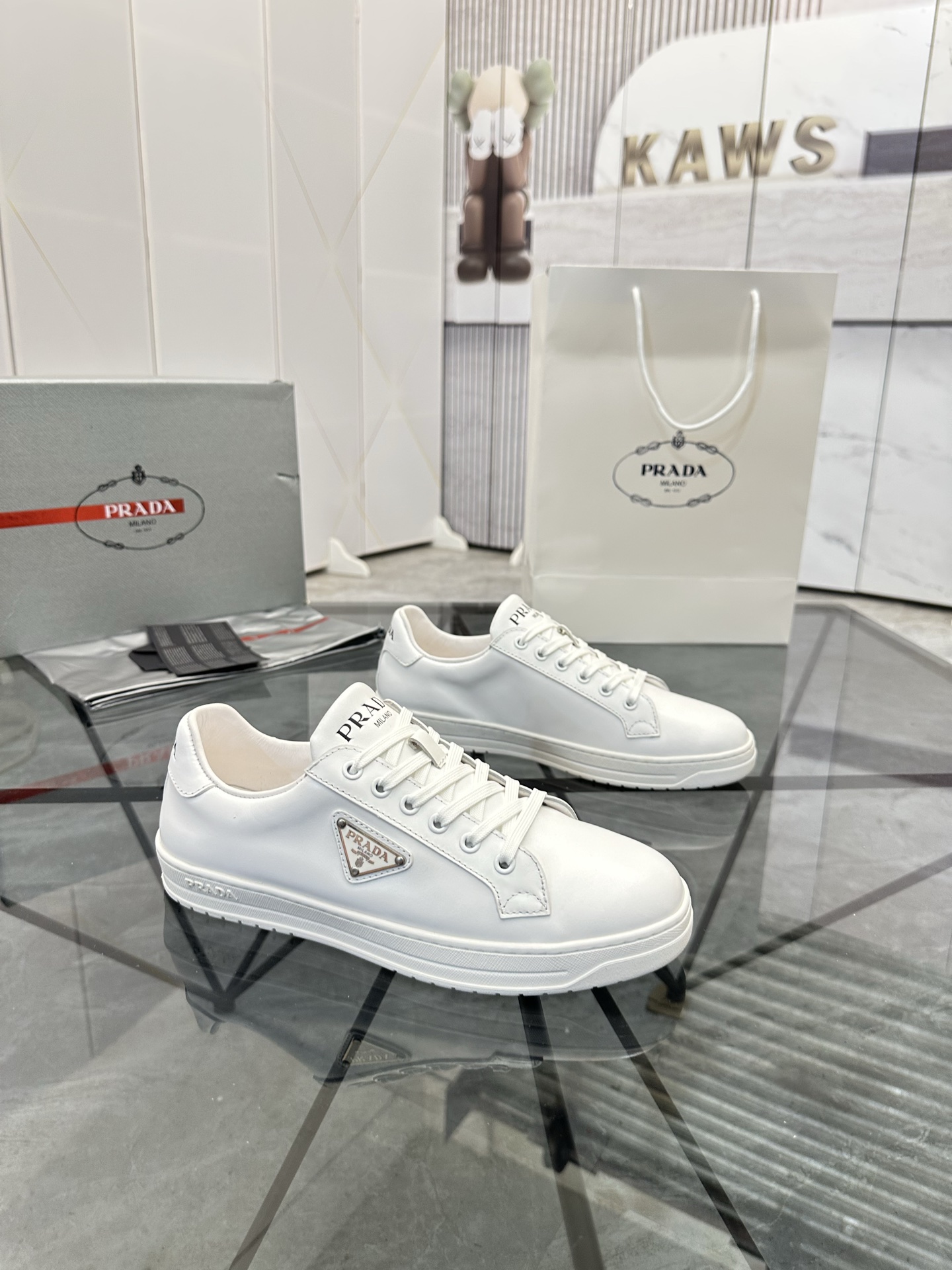 Precio de venta: P250 Artículos de gama alta y calidad superiorMarca: Prada *"Prada*" lowtop loafers