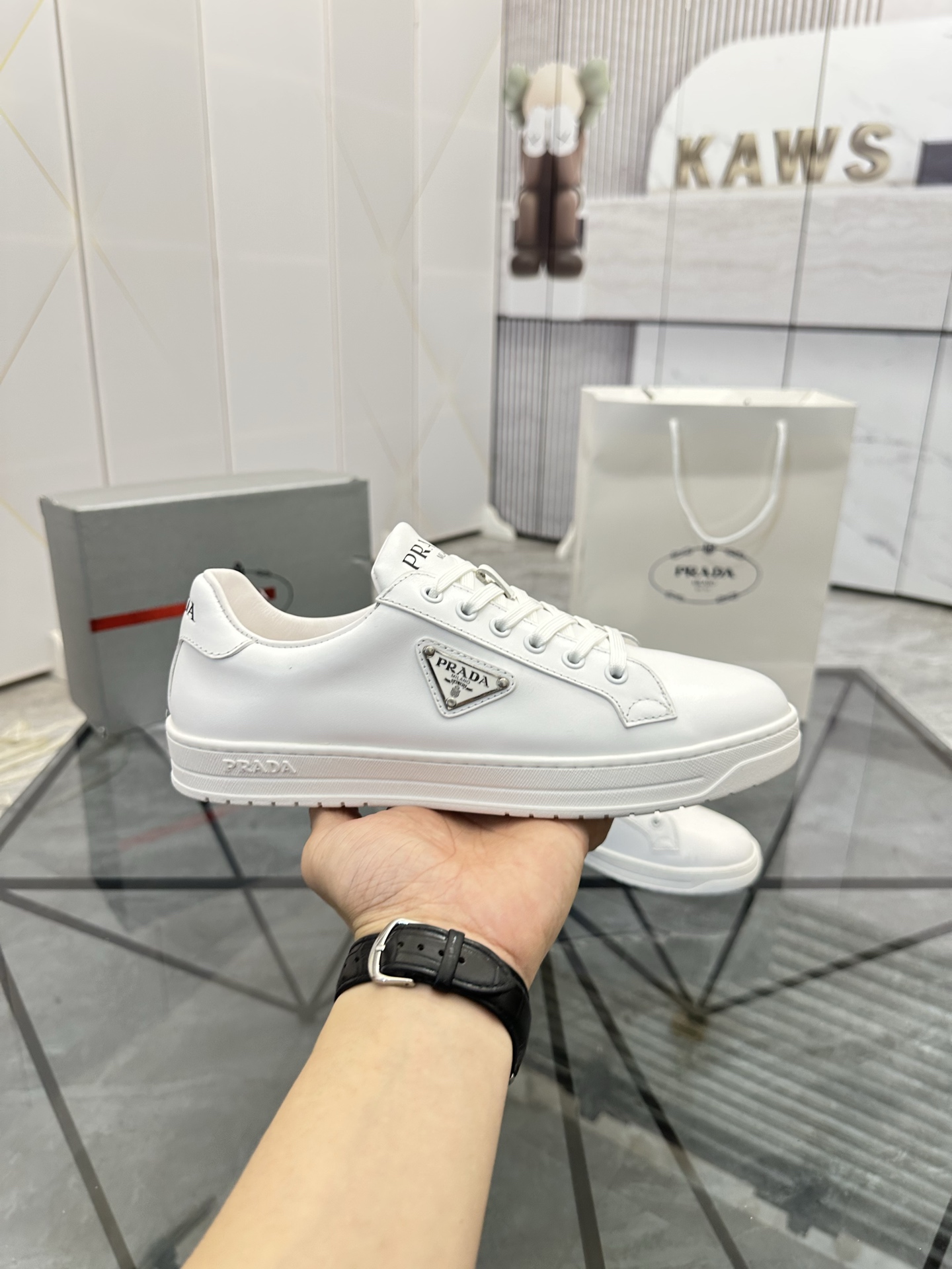 Precio de venta: P250 Artículos de gama alta y calidad superiorMarca: Prada *"Prada*" lowtop loafers