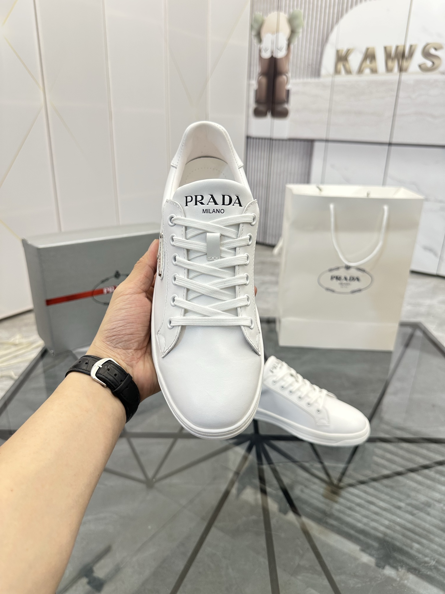 Precio de venta: P250 Artículos de gama alta y calidad superiorMarca: Prada *"Prada*" lowtop loafers