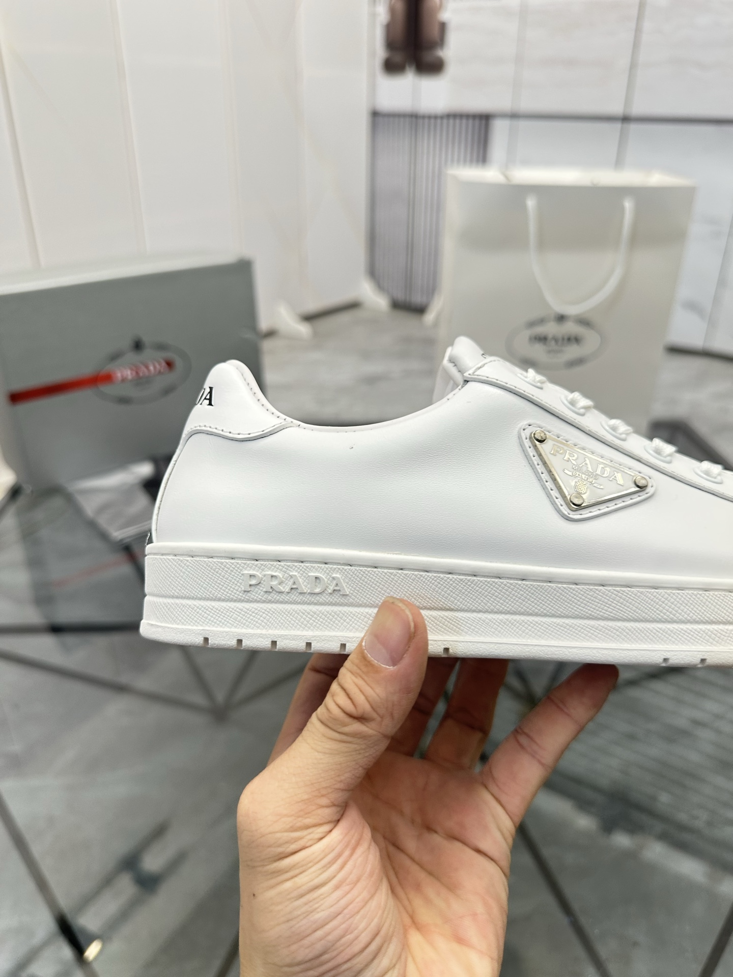 Precio de venta: P250 Artículos de gama alta y calidad superiorMarca: Prada *"Prada*" lowtop loafers