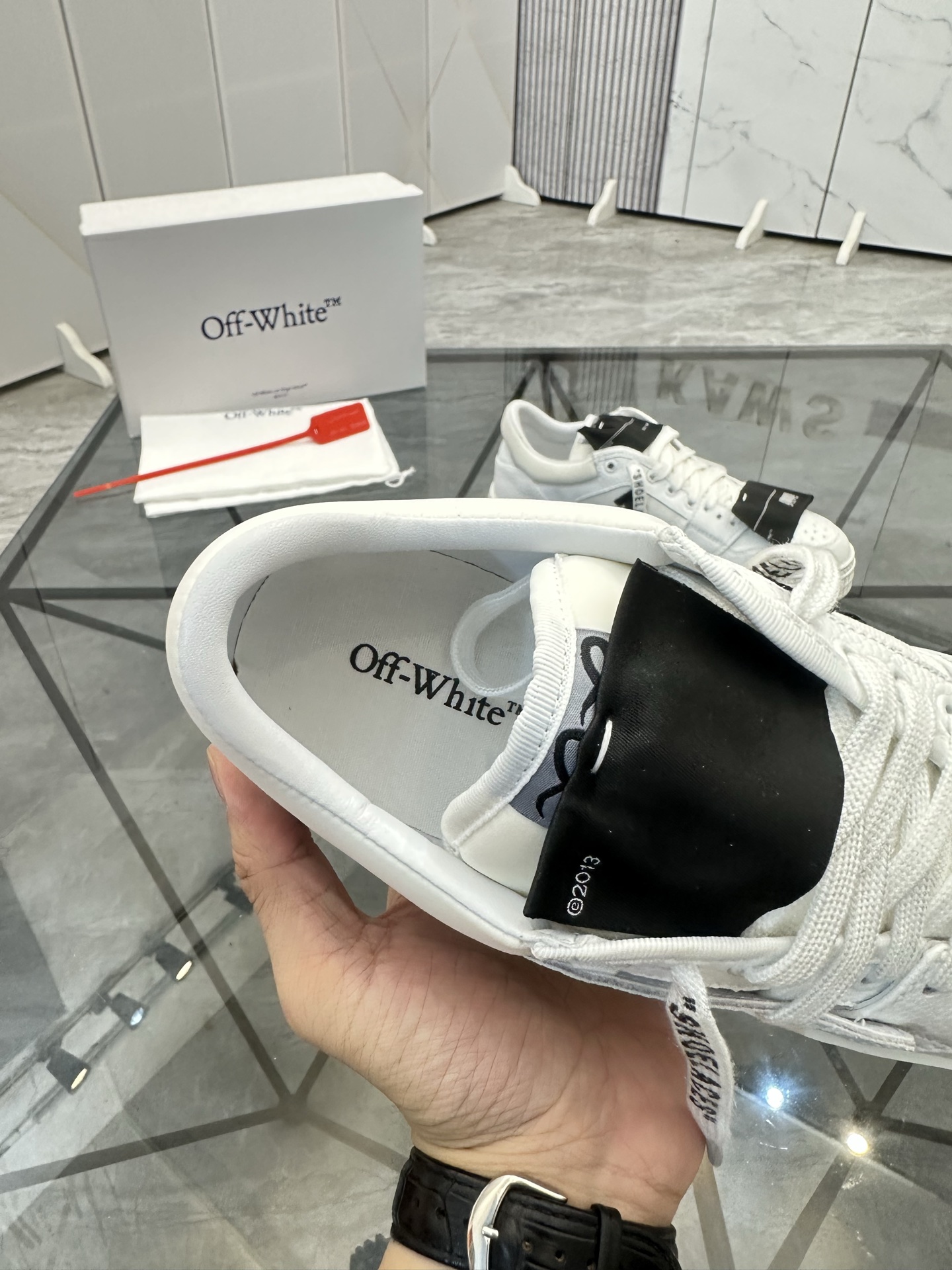 Precio de venta: P230 Mercancía de alta gama y calidad superiorMarca: OFF WHITE *"OFF WHITE*" mocasi