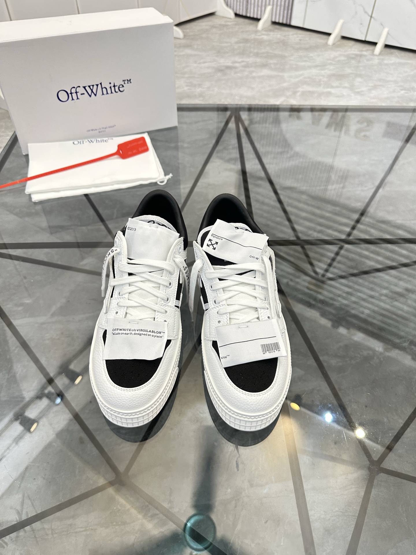 Precio de venta: P230 Mercancía de alta gama y calidad superiorMarca: OFF WHITE *"OFF WHITE*" mocasi