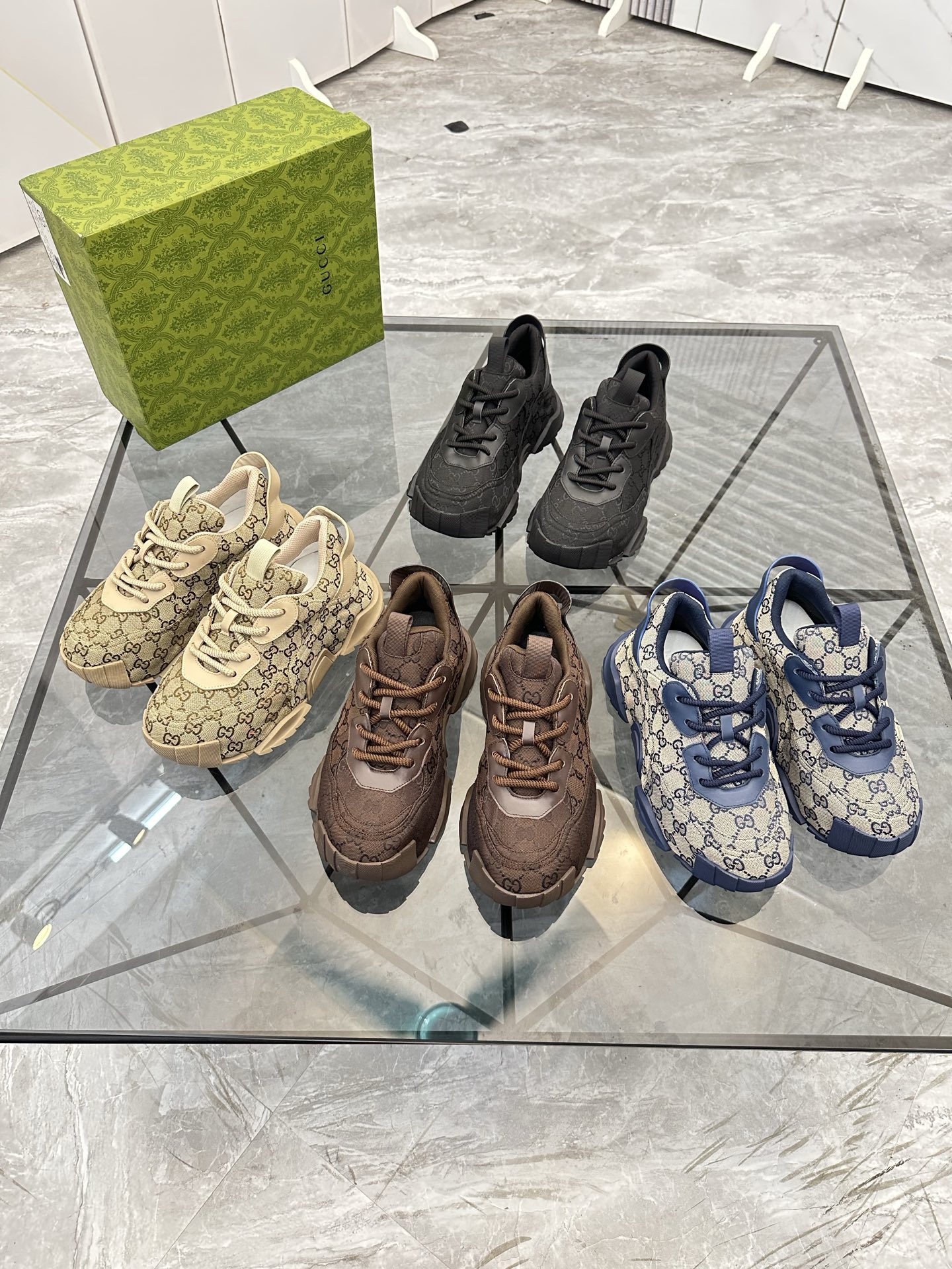 Precio de venta: P260 Marca comercial: Gucci* mocasines de caña bajaTalla: 38-45 (se puede personali