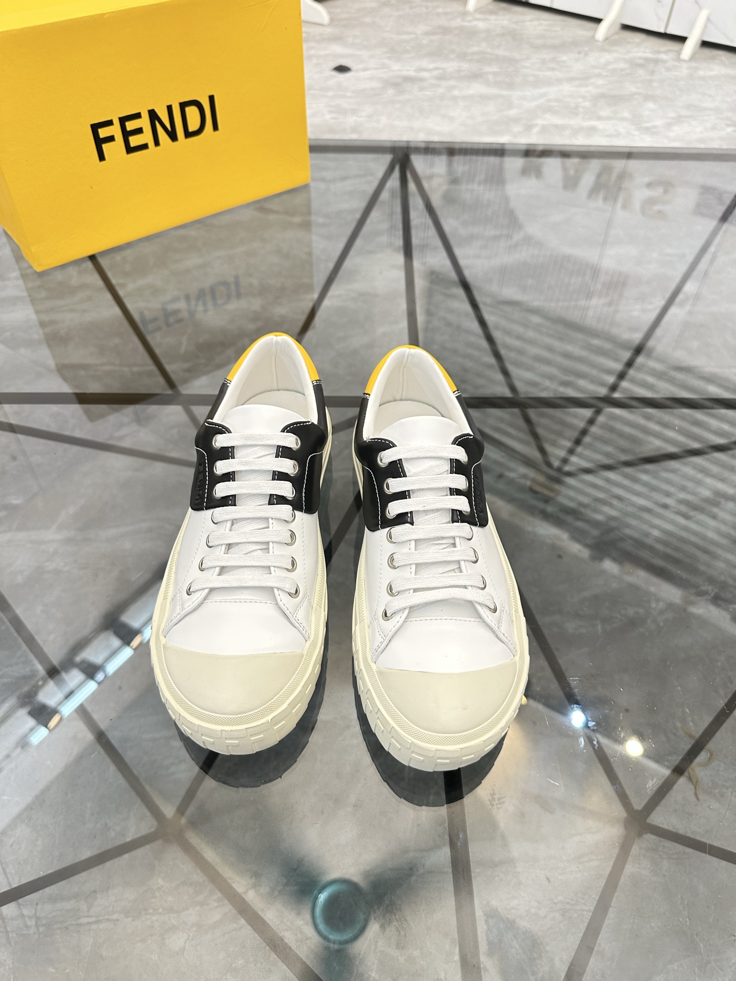 Precio de venta: P190 Marca: Fendi* mocasines de caña bajaTalla: 38-44(se puede personalizar hasta 4