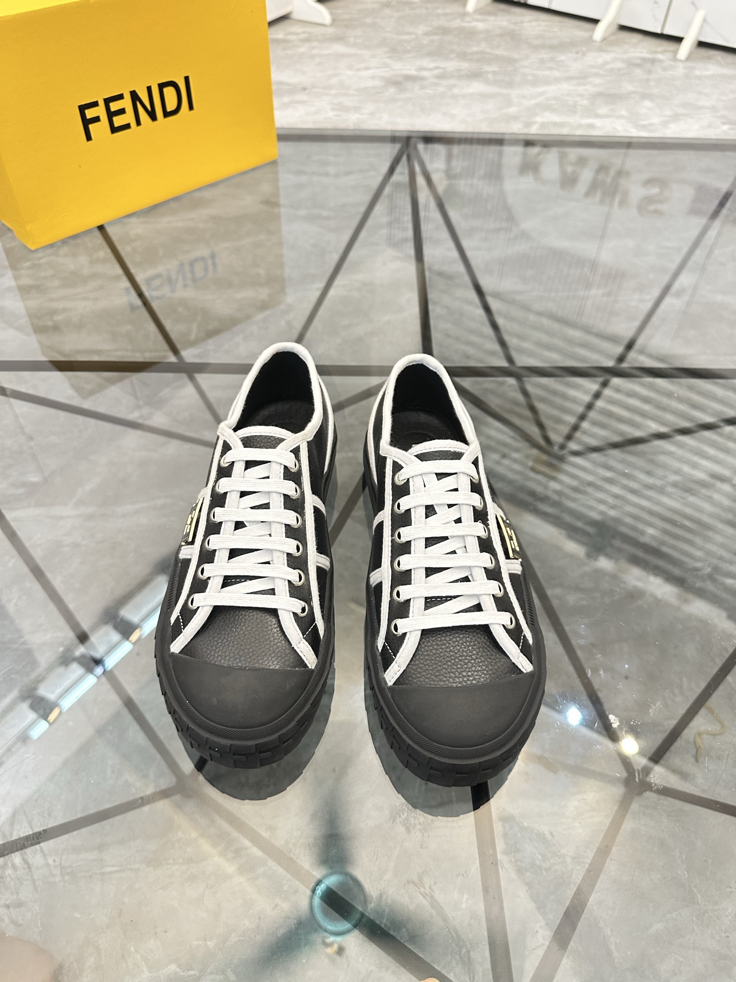 Precio de venta: P190 Marca: Fendi* mocasines de caña bajaTalla: 38-44(se puede personalizar hasta 4