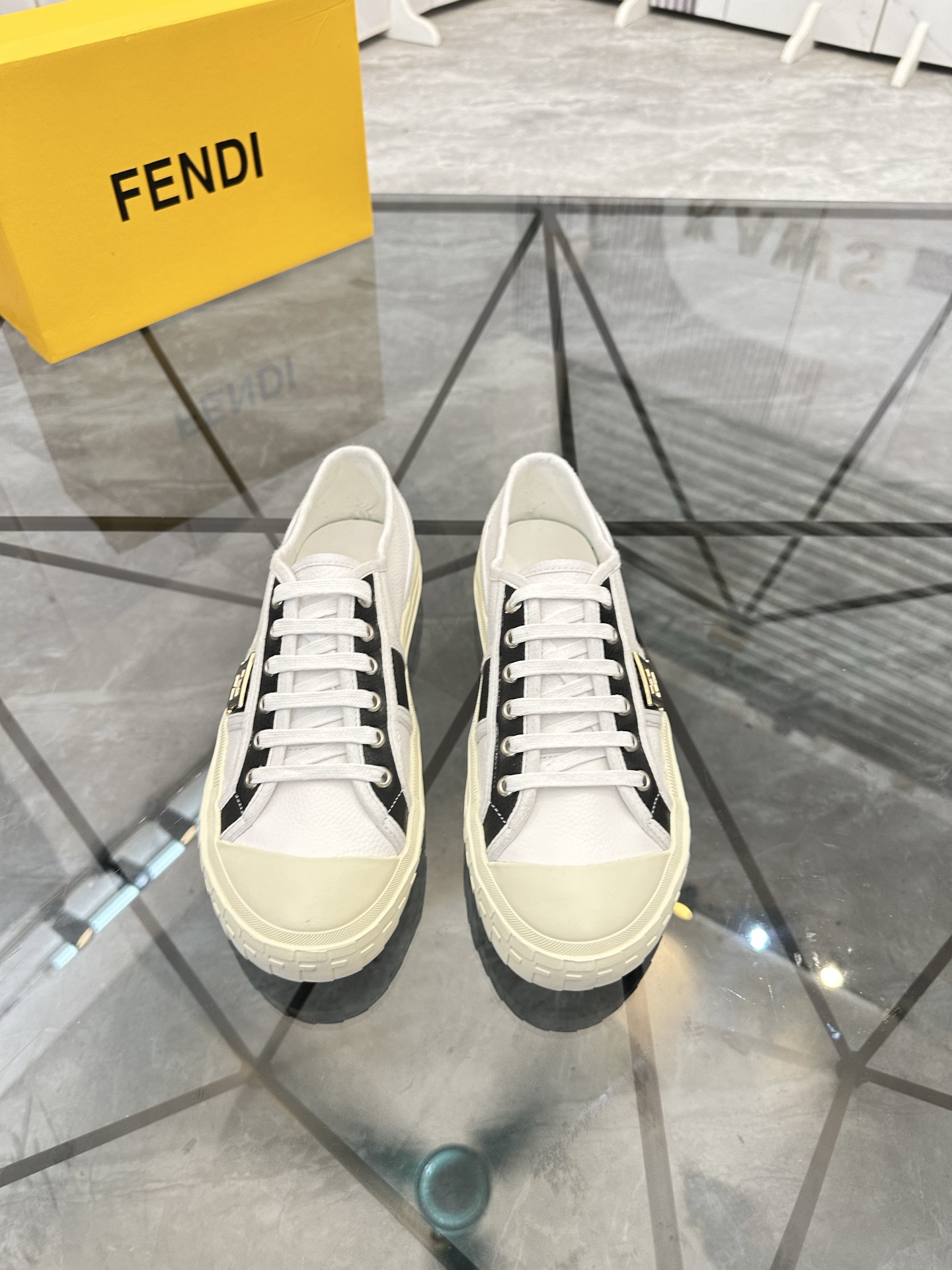 Precio de venta: P190 Marca: Fendi* mocasines de caña bajaTalla: 38-44(se puede personalizar hasta 4