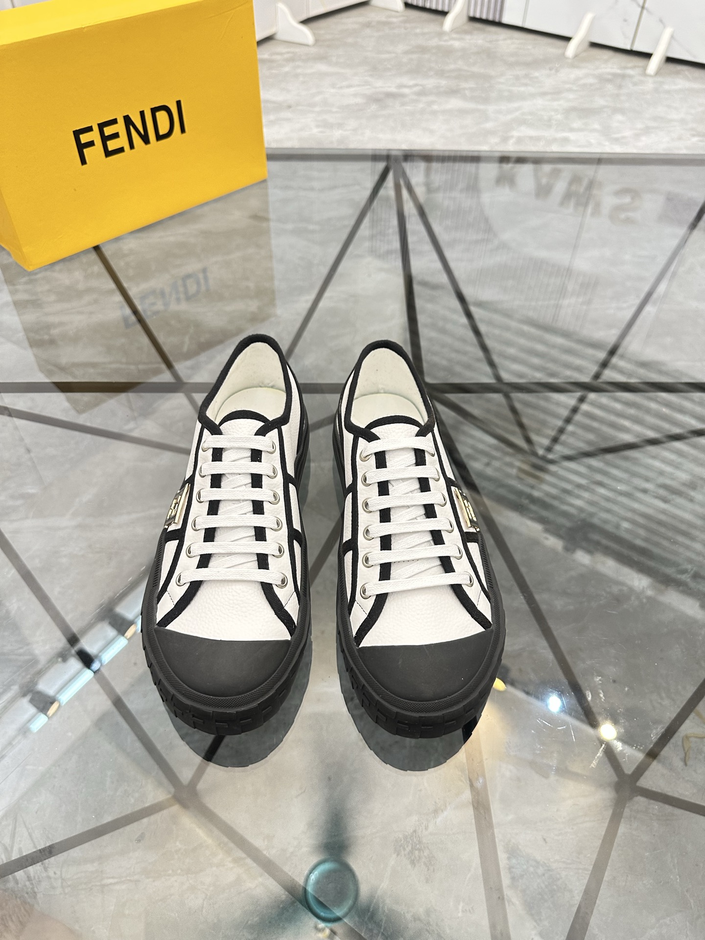 Precio de venta: P190 Marca: Fendi* mocasines de caña bajaTalla: 38-44(se puede personalizar hasta 4