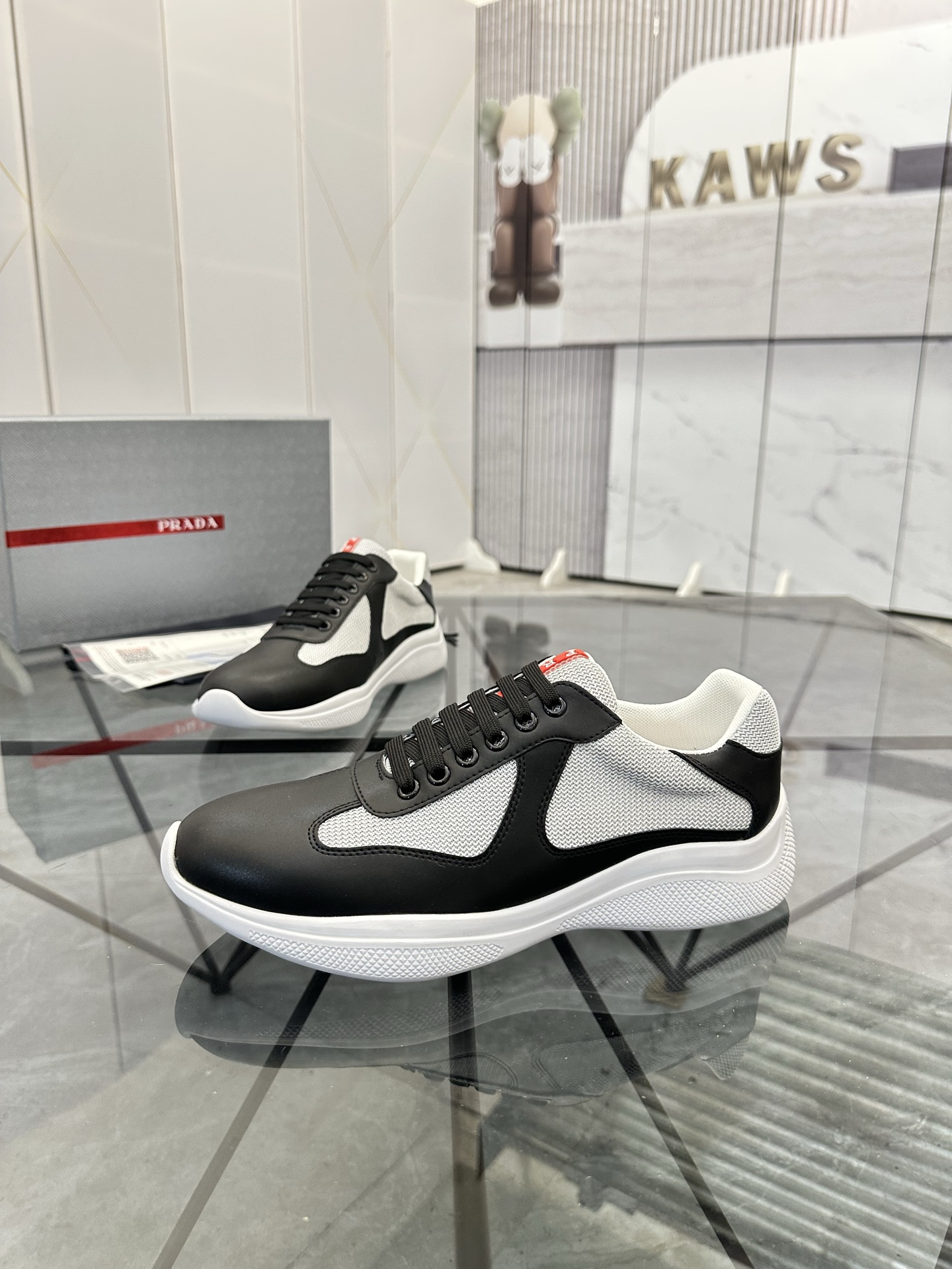 NO:350701,Price: Running volume model Product trademark Prada *