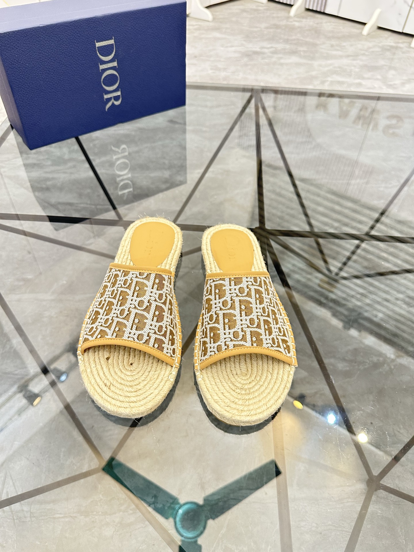 Precio de venta: P130 Marca: Dior* zapatillasTalla: 38-44(37.45.46.47) Material del producto: Parte 