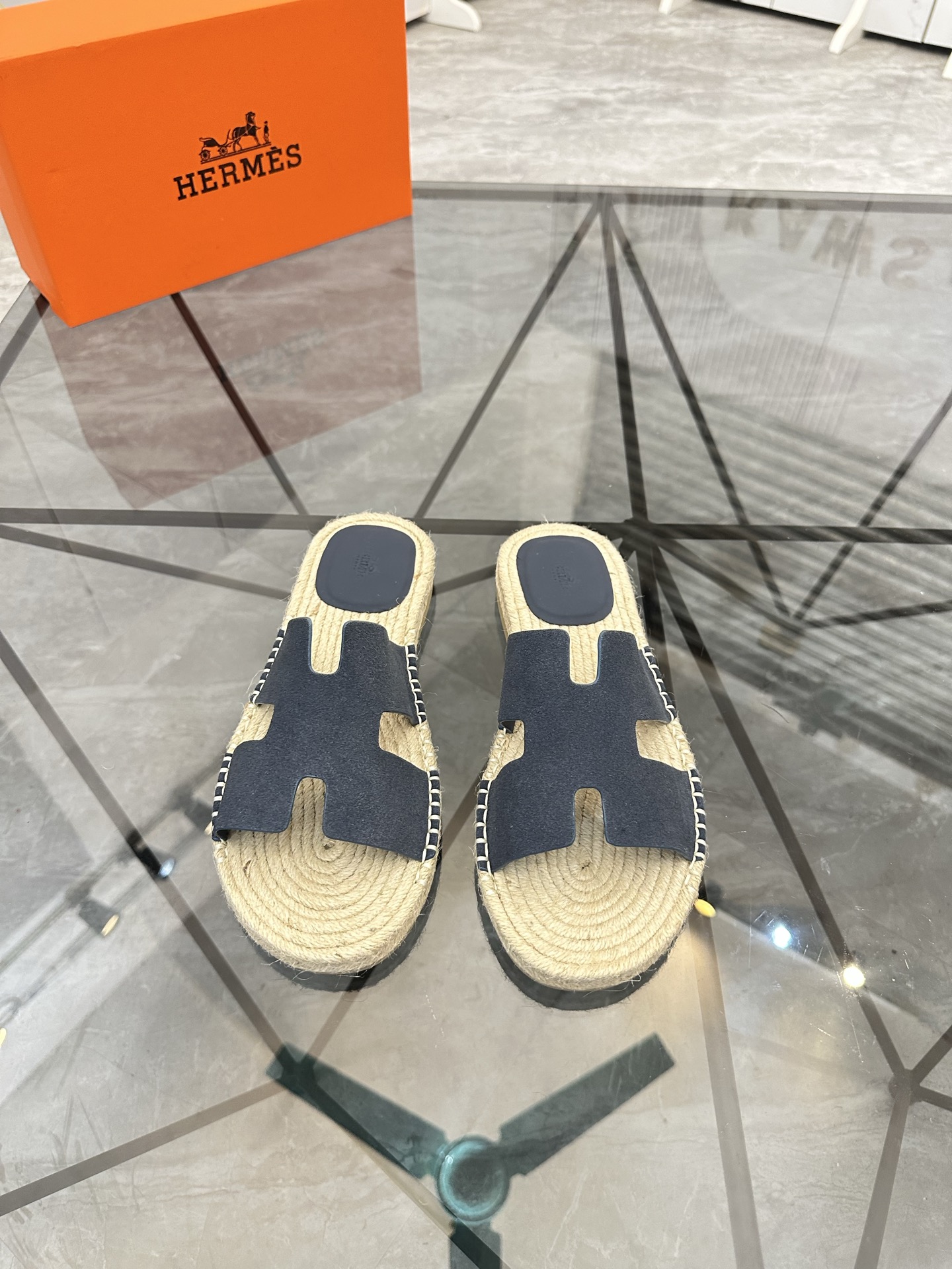 Precio de venta: P130 Marca comercial: Hermes* zapatillas Talla: 38-44(37.45.46.47) Material del pro