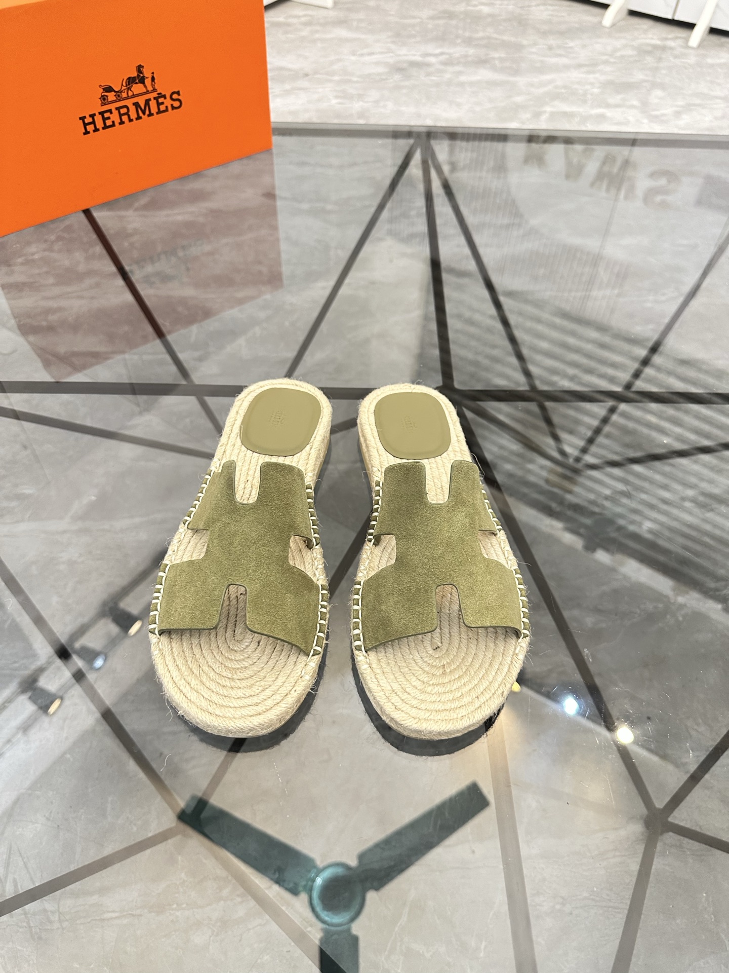 Precio de venta: P130 Marca comercial: Hermes* zapatillas Talla: 38-44(37.45.46.47) Material del pro