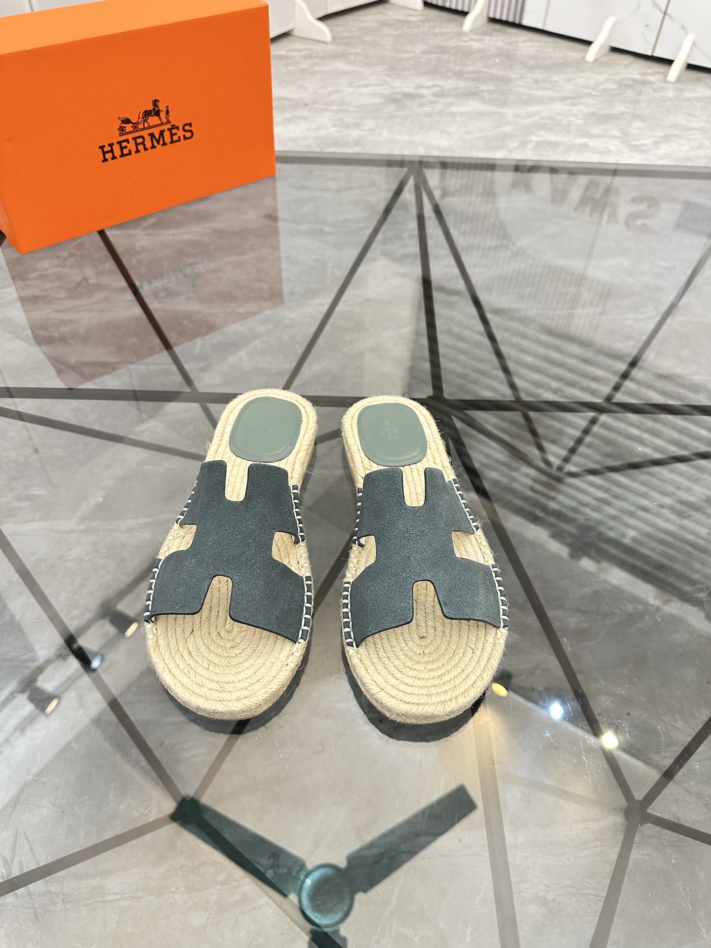 Precio de venta: P130 Marca comercial: Hermes* zapatillas Talla: 38-44(37.45.46.47) Material del pro