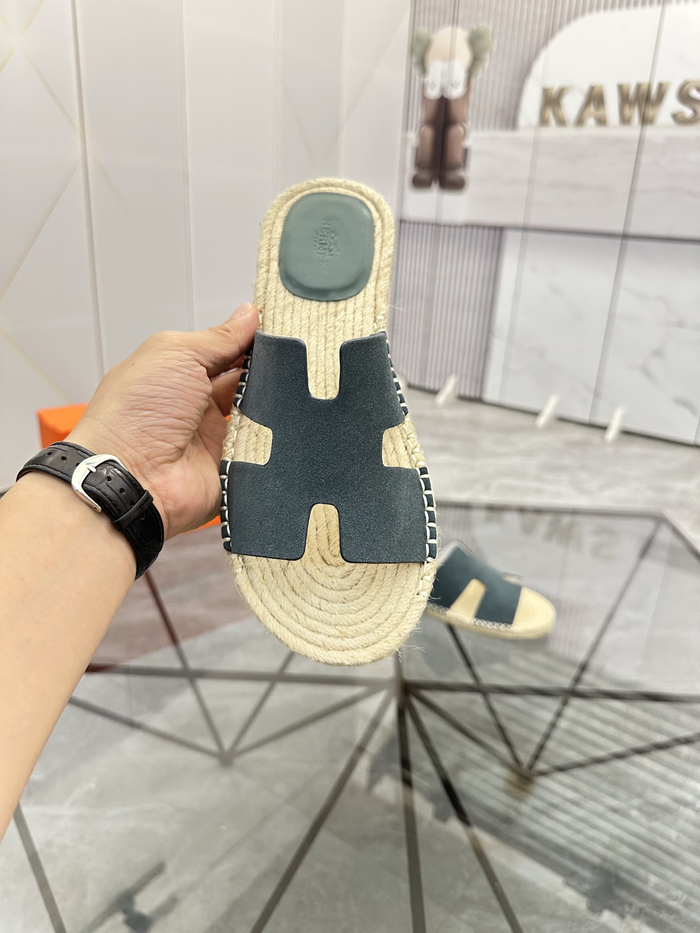 Precio de venta: P130 Marca comercial: Hermes* zapatillas Talla: 38-44(37.45.46.47) Material del pro