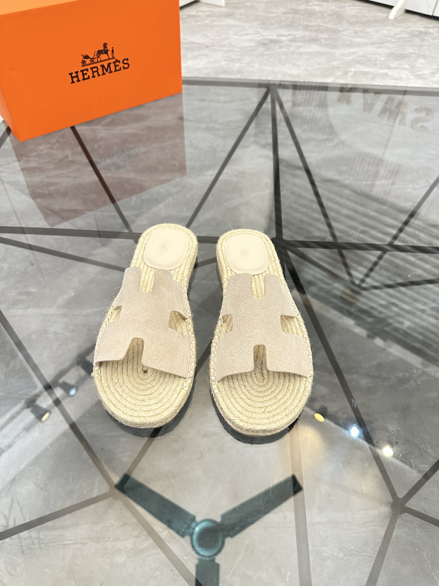 Precio de venta: P130 Marca comercial: Hermes* zapatillas Talla: 38-44(37.45.46.47) Material del pro