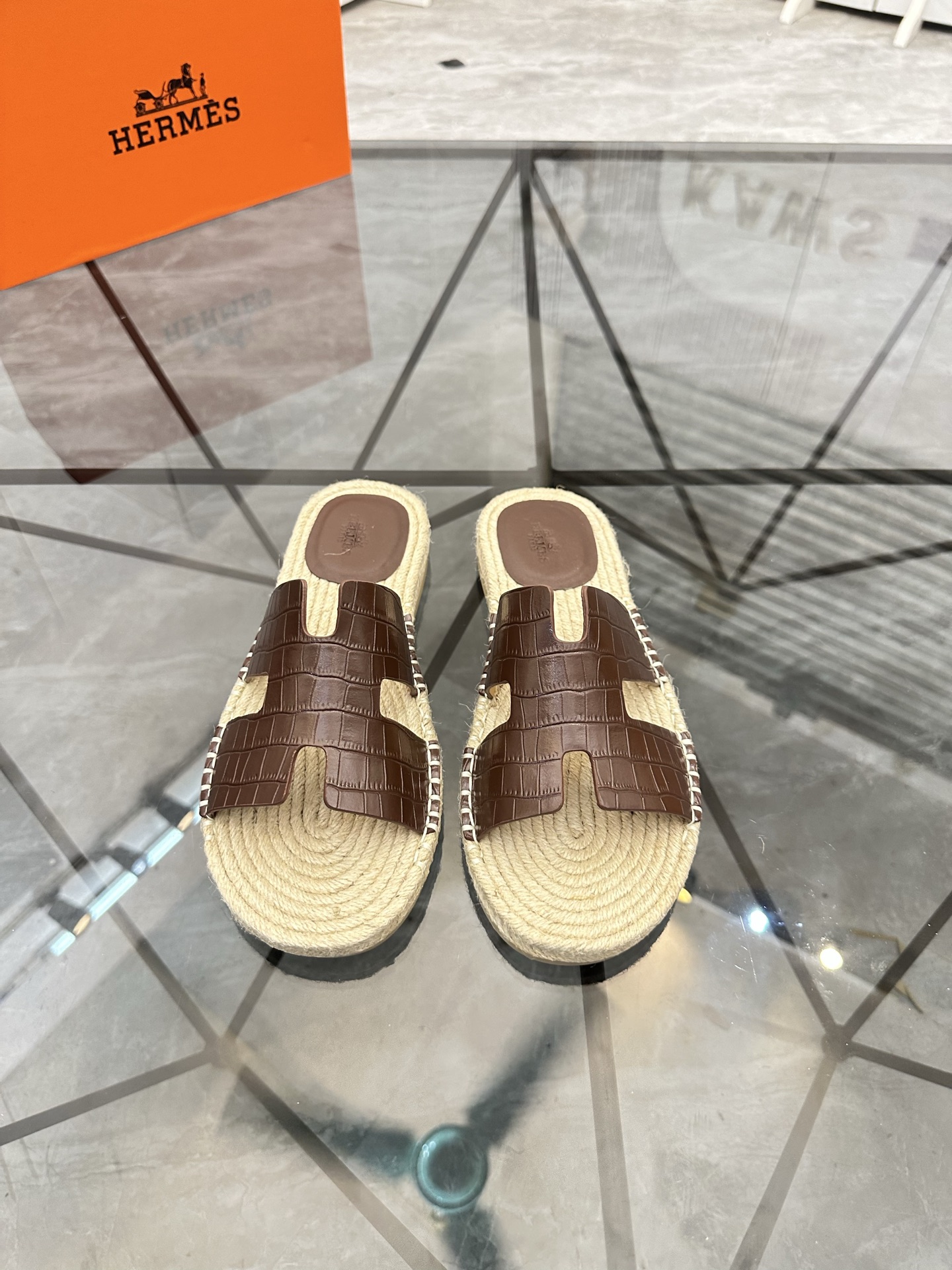 Precio: P140 Marca: Hermes* zapatillas Talla: 38-44(37.45.46.47) Material: Parte superior de piel de
