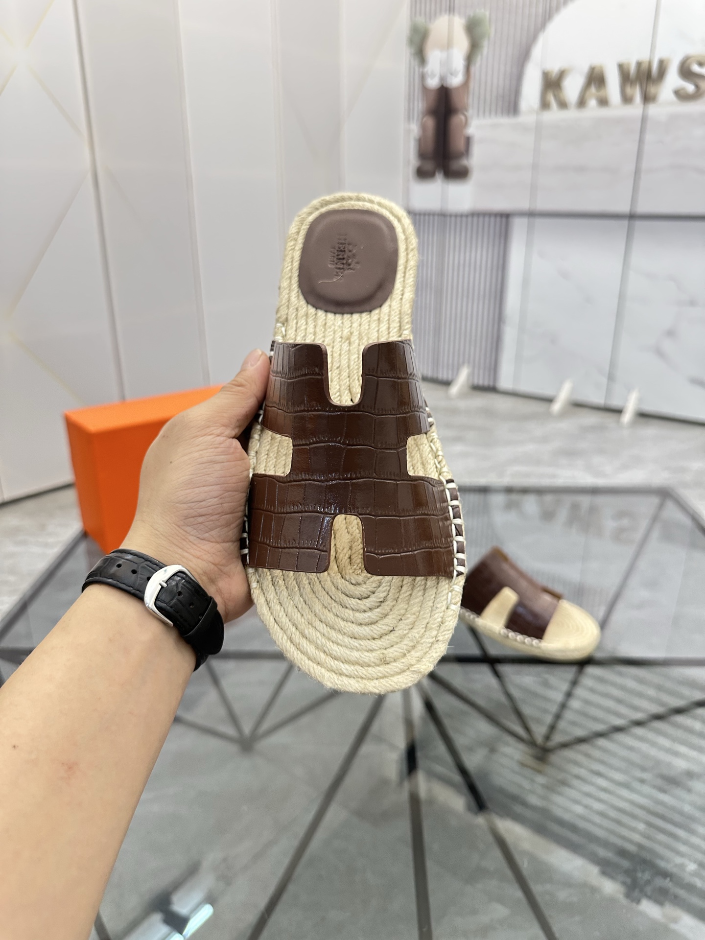 Precio: P140 Marca: Hermes* zapatillas Talla: 38-44(37.45.46.47) Material: Parte superior de piel de