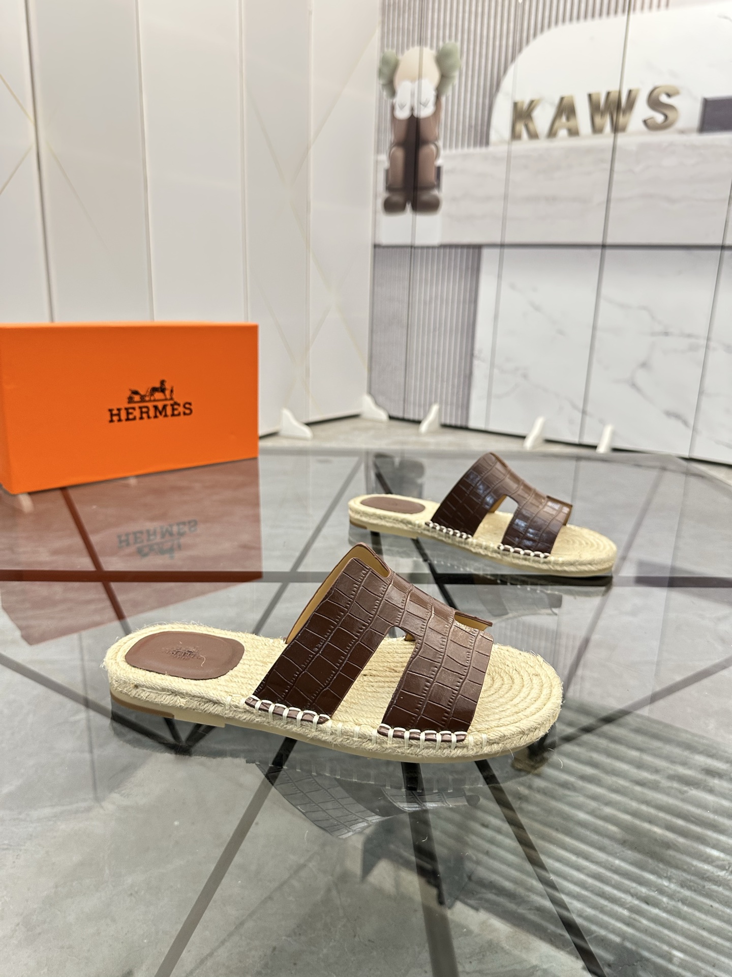 Precio: P140 Marca: Hermes* zapatillas Talla: 38-44(37.45.46.47) Material: Parte superior de piel de
