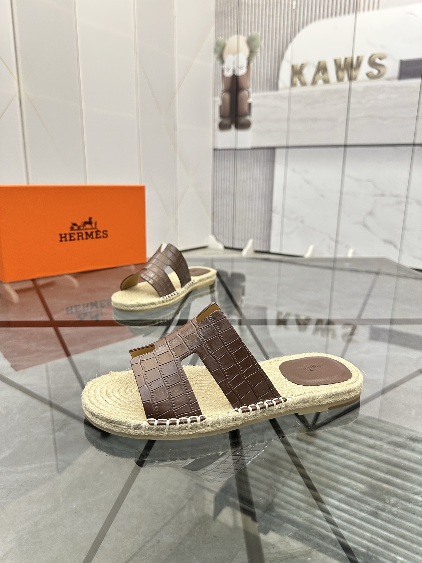 Precio: P140 Marca: Hermes* zapatillas Talla: 38-44(37.45.46.47) Material: Parte superior de piel de