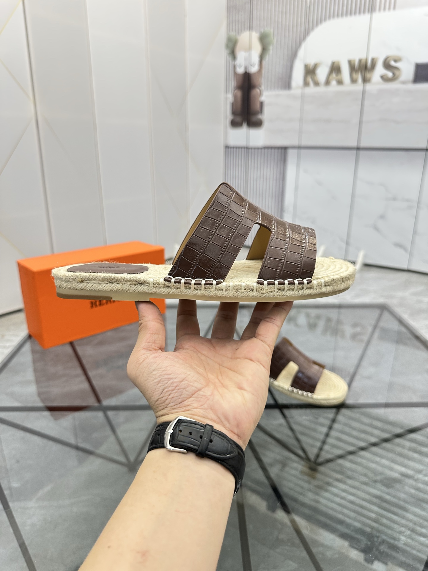 Precio: P140 Marca: Hermes* zapatillas Talla: 38-44(37.45.46.47) Material: Parte superior de piel de