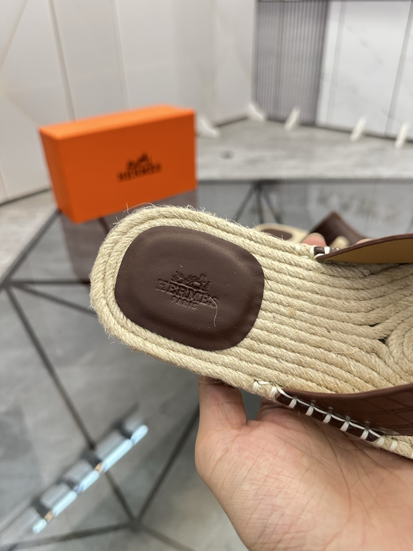 Precio: P140 Marca: Hermes* zapatillas Talla: 38-44(37.45.46.47) Material: Parte superior de piel de