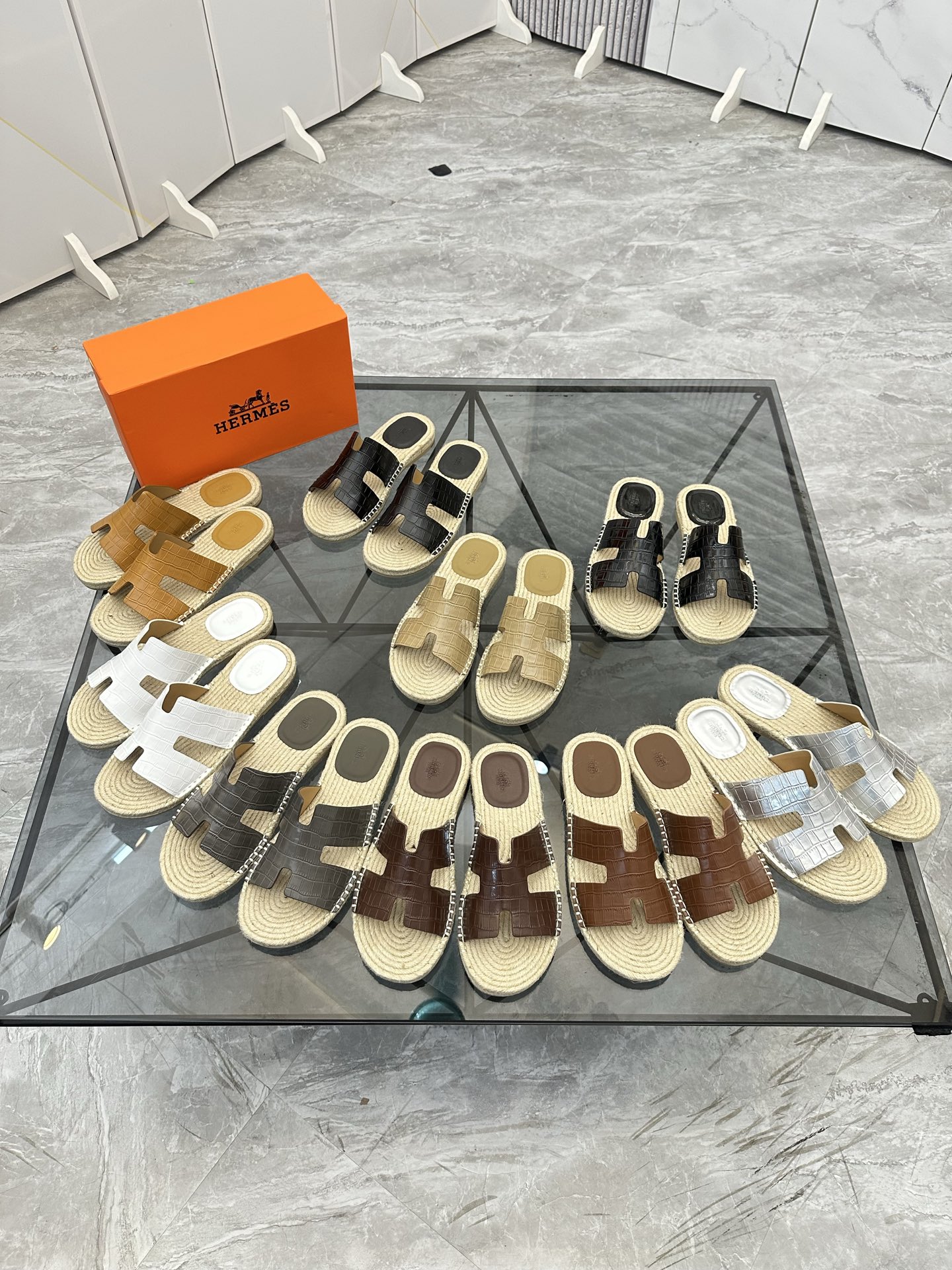 Precio: P140 Marca: Hermes* zapatillas Talla: 38-44(37.45.46.47) Material: Parte superior de piel de