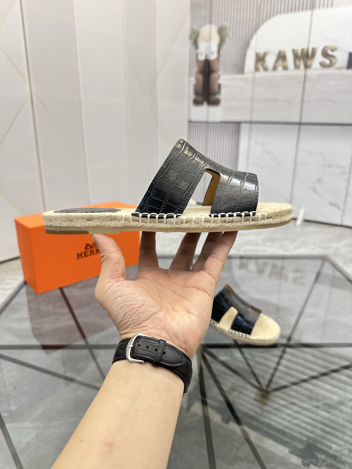 Precio: P140 Marca: Hermes* zapatillas Talla: 38-44(37.45.46.47) Material: Parte superior de piel de