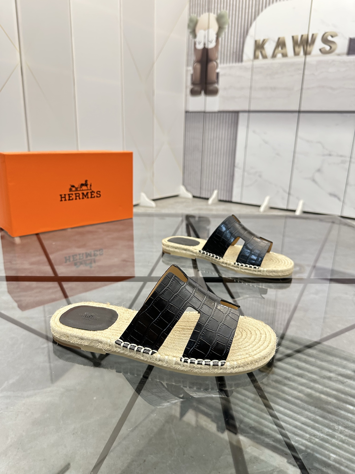 Precio: P140 Marca: Hermes* zapatillas Talla: 38-44(37.45.46.47) Material: Parte superior de piel de