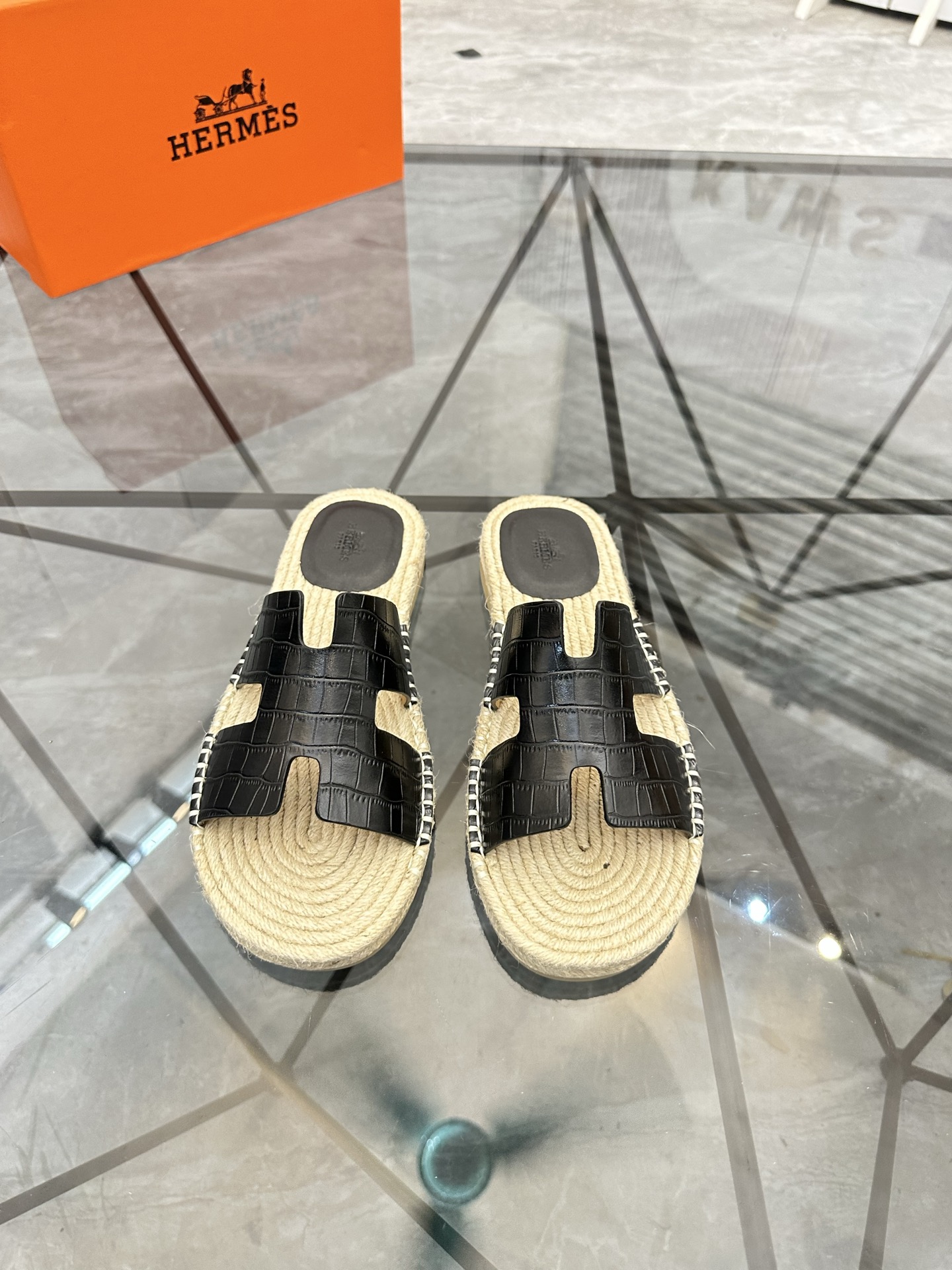 Precio: P140 Marca: Hermes* zapatillas Talla: 38-44(37.45.46.47) Material: Parte superior de piel de