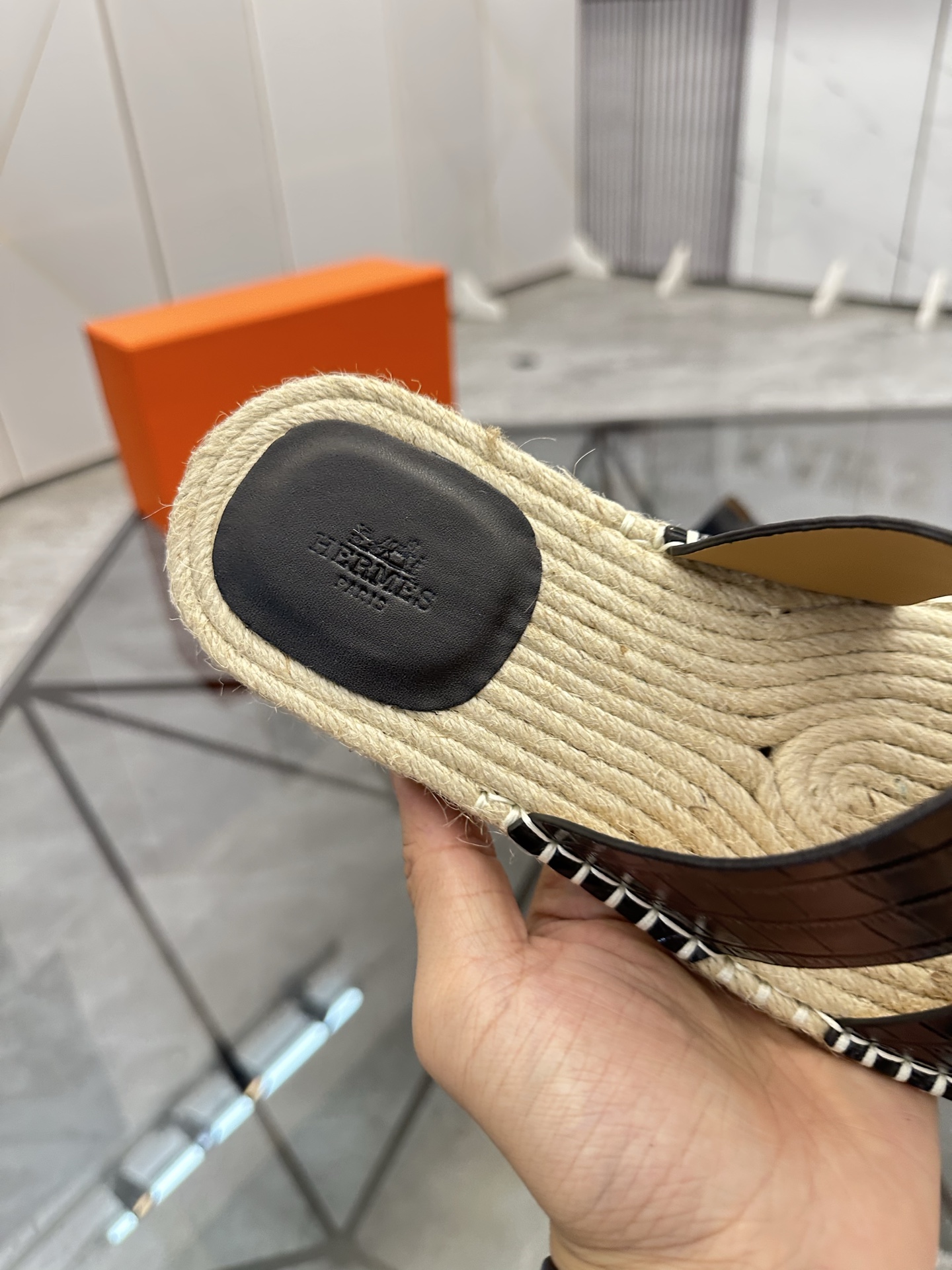 Precio: P140 Marca: Hermes* zapatillas Talla: 38-44(37.45.46.47) Material: Parte superior de piel de