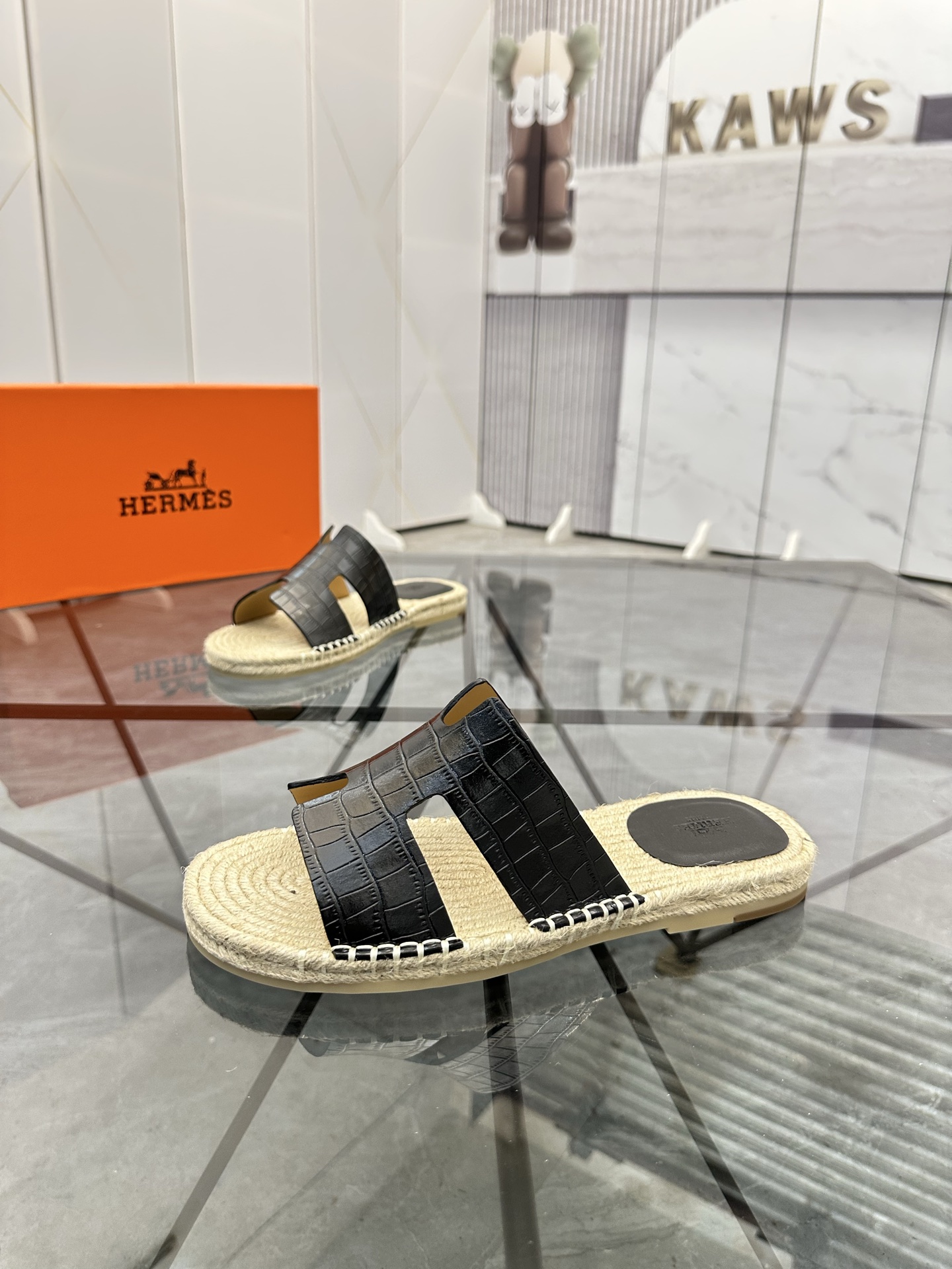 Precio: P140 Marca: Hermes* zapatillas Talla: 38-44(37.45.46.47) Material: Parte superior de piel de